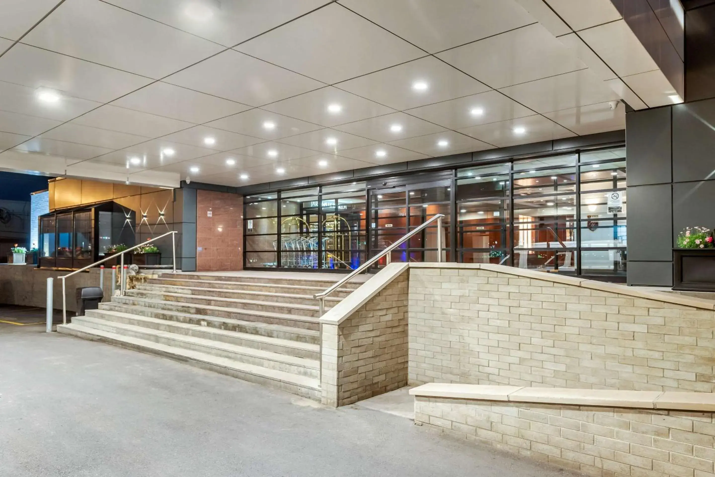 Property building in Quality Hotel Dorval Aeroport Property building in Quality Hotel Dorval Aeroport