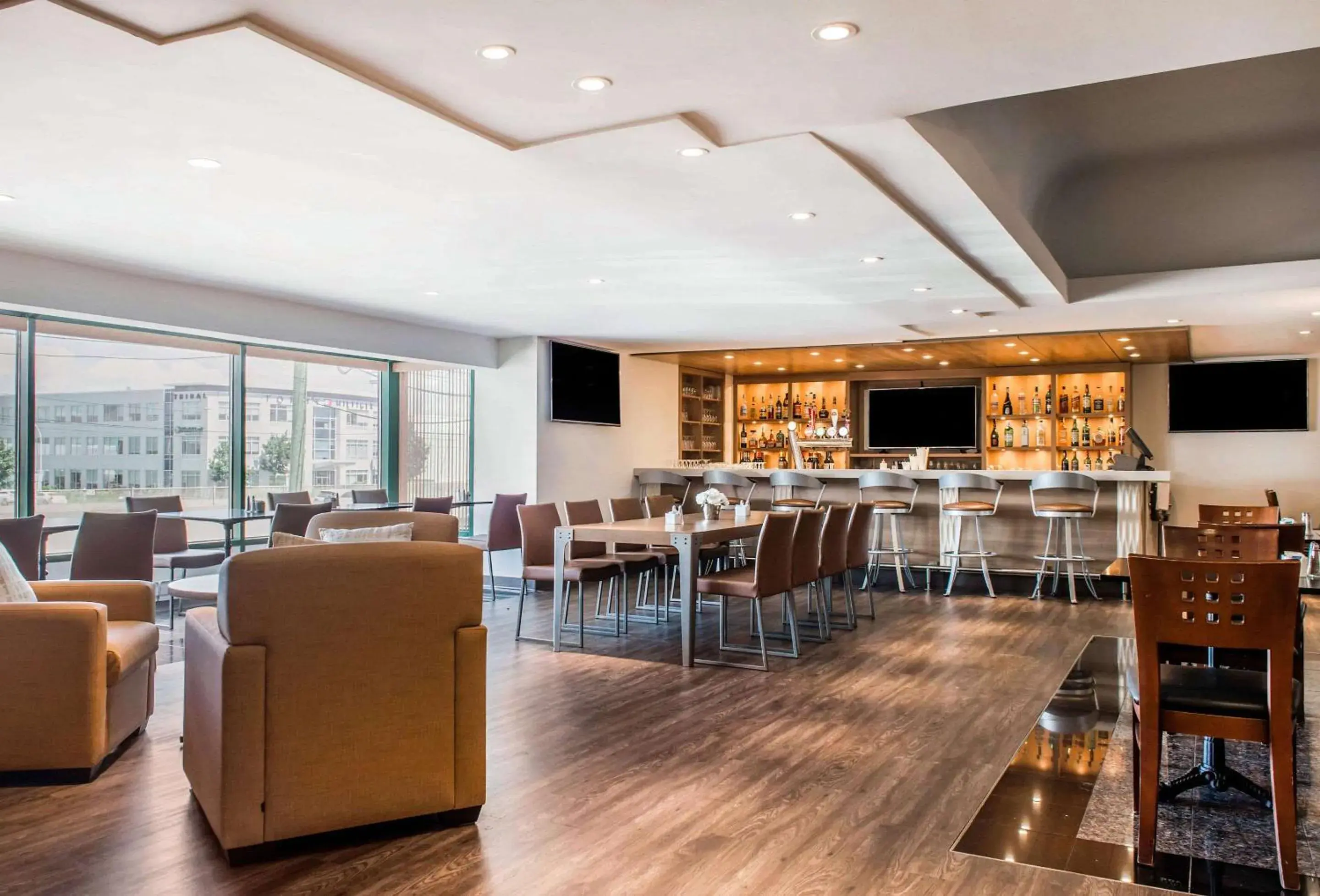 Lounge or bar in Quality Hotel Dorval Aeroport Lounge or bar in Quality Hotel Dorval Aeroport
