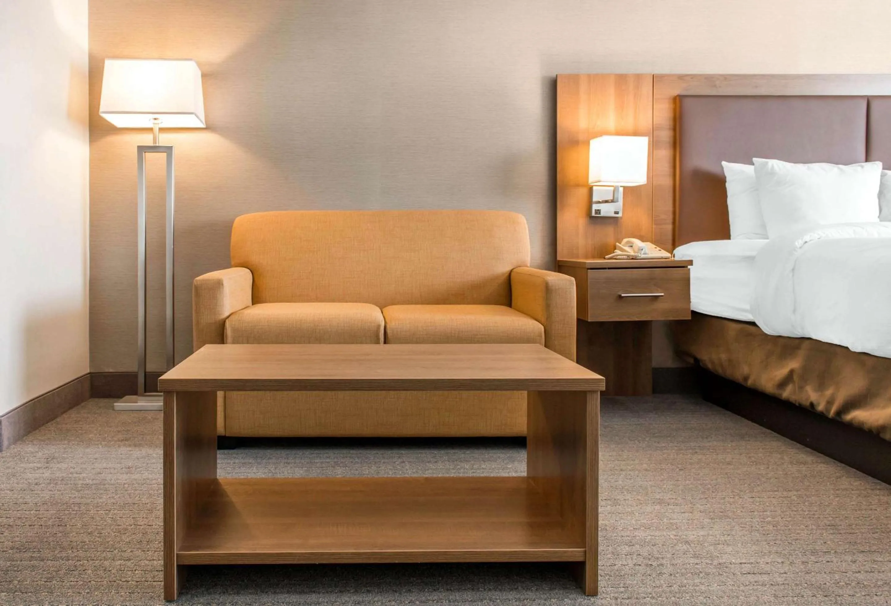 Bedroom, Bed in Quality Hotel Dorval Aeroport