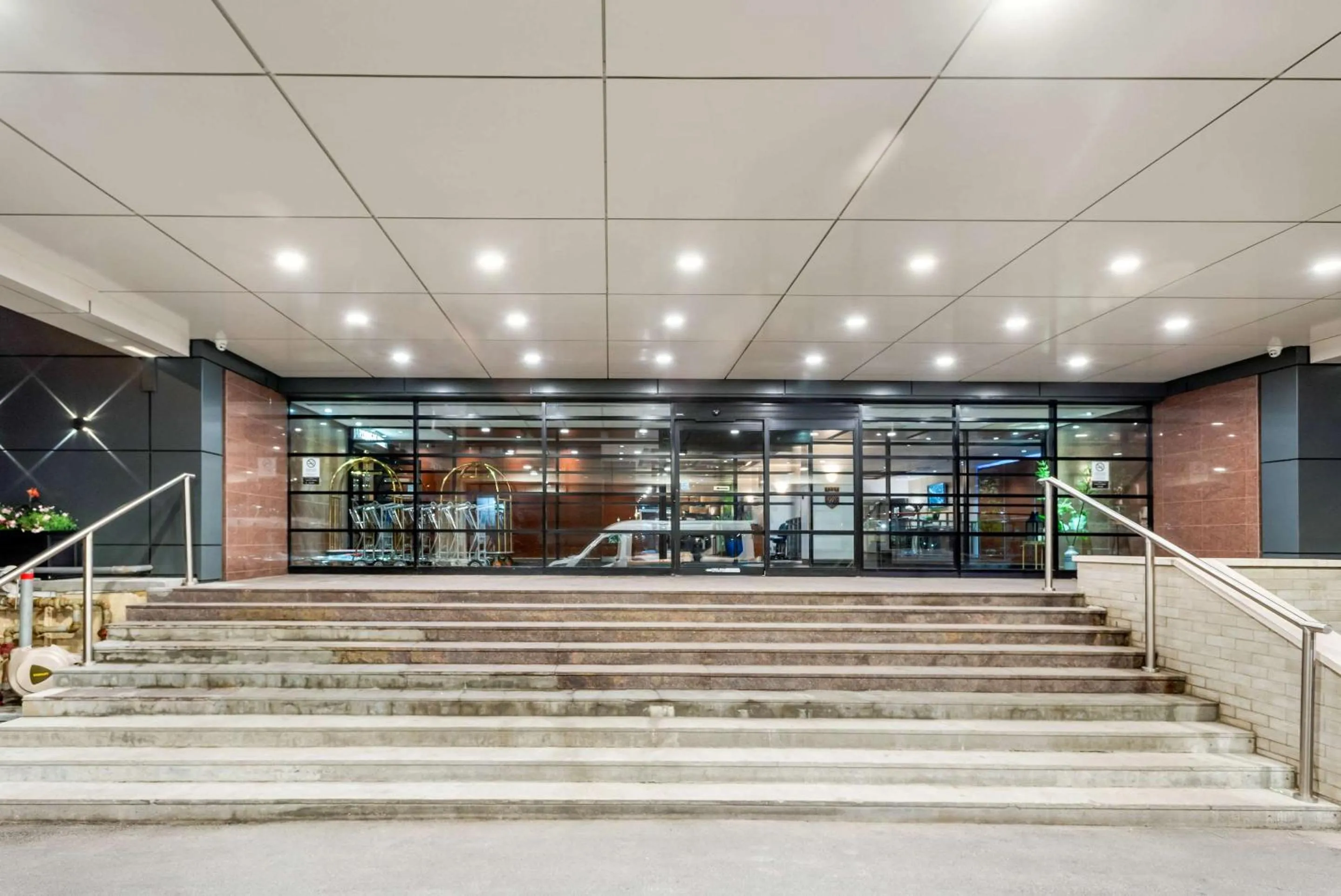 Property building in Quality Hotel Dorval Aeroport