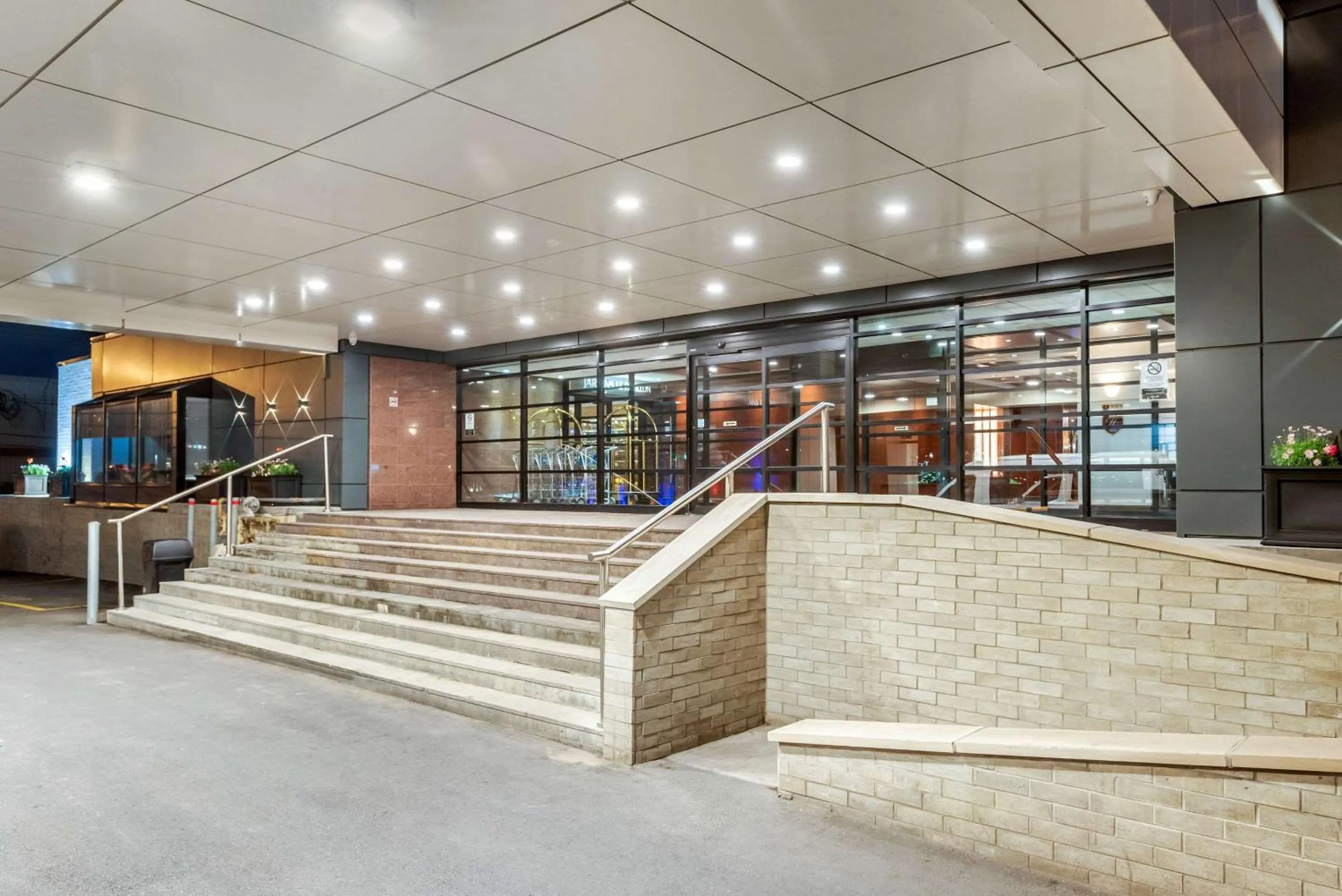 Property building in Quality Hotel Dorval Aeroport