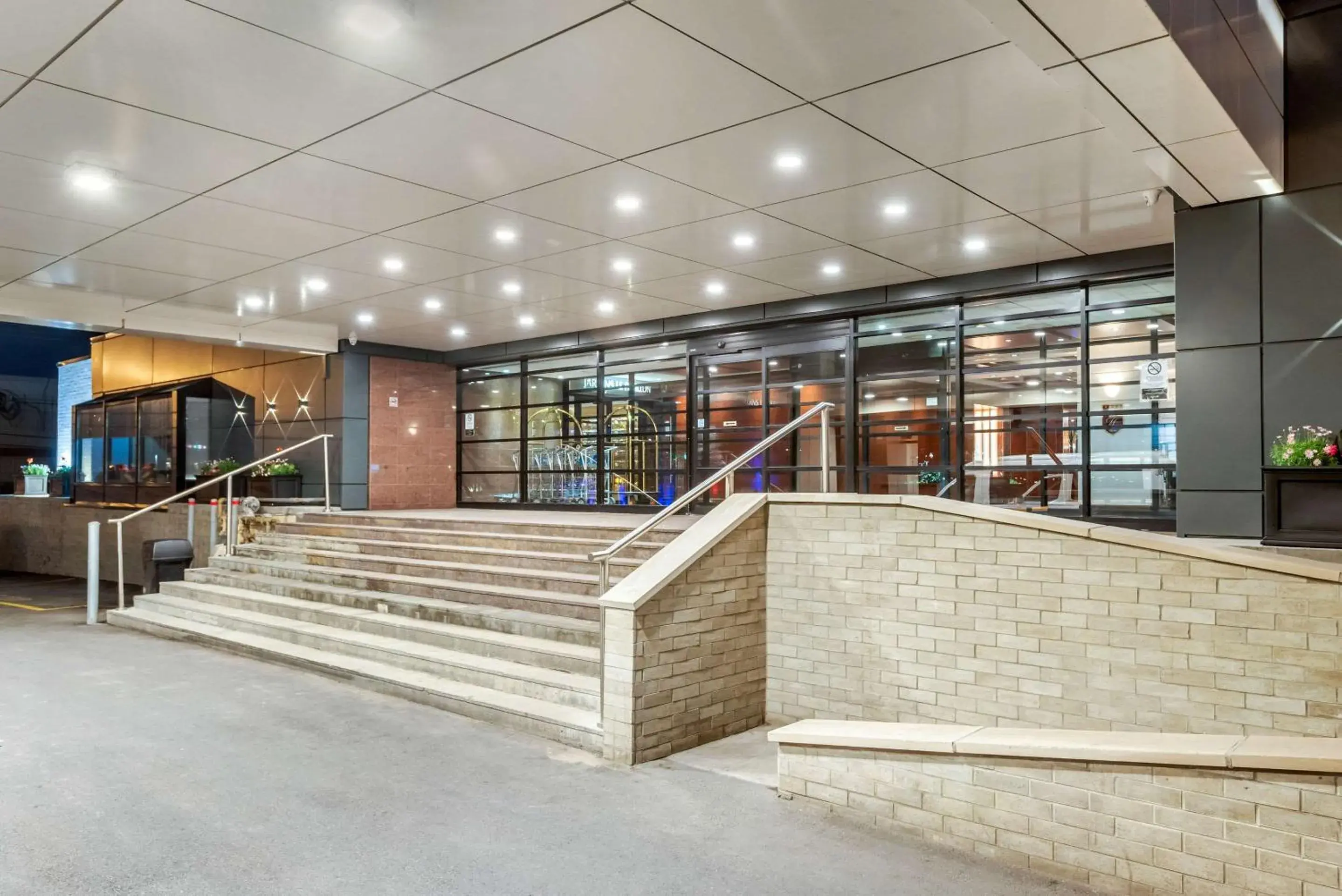 Property building in Quality Hotel Dorval Aeroport Property building in Quality Hotel Dorval Aeroport