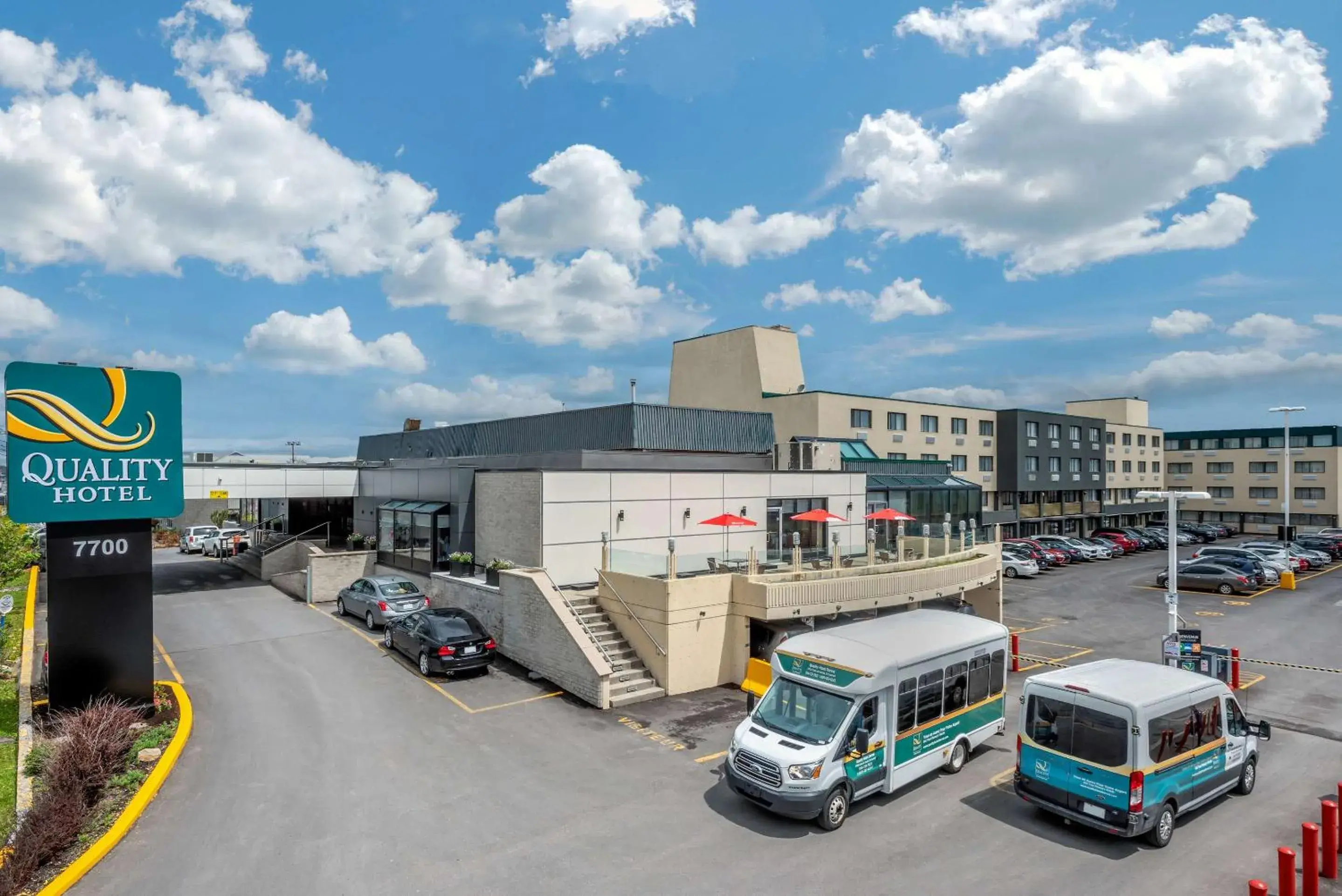 Property building in Quality Hotel Dorval Aeroport Property building in Quality Hotel Dorval Aeroport