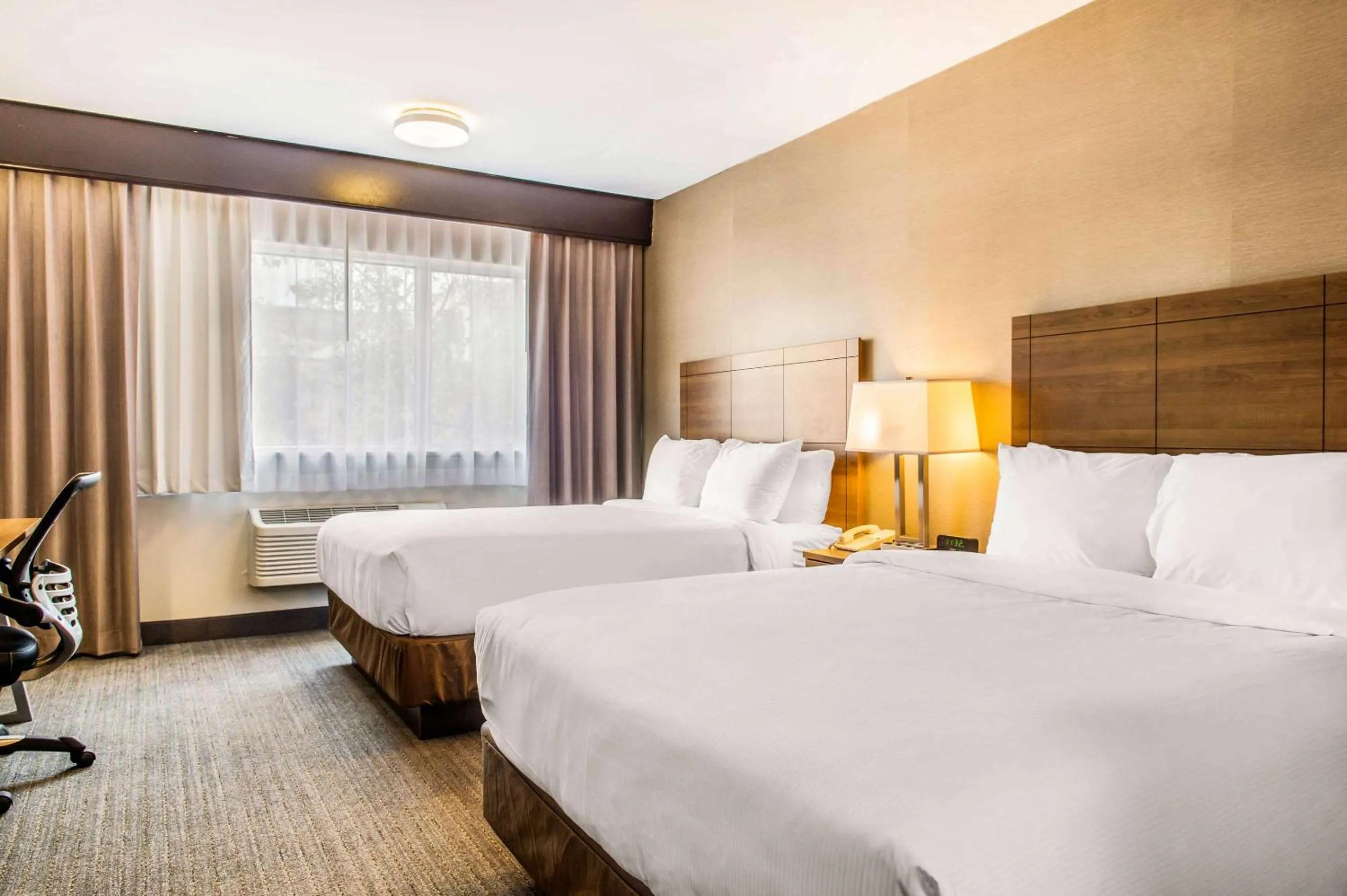 Bedroom, Bed in Quality Hotel Dorval Aeroport