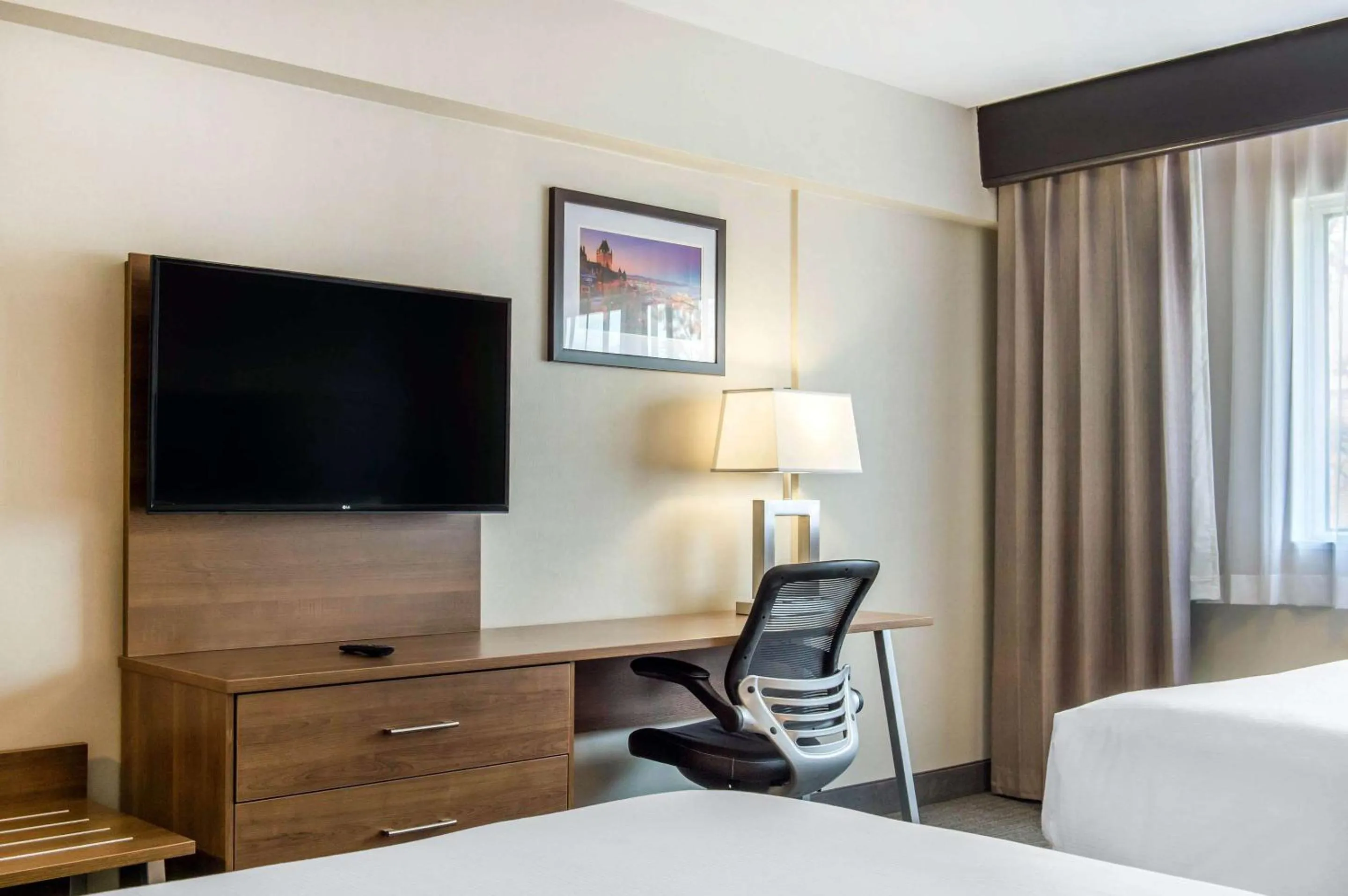 Bedroom, Bed in Quality Hotel Dorval Aeroport