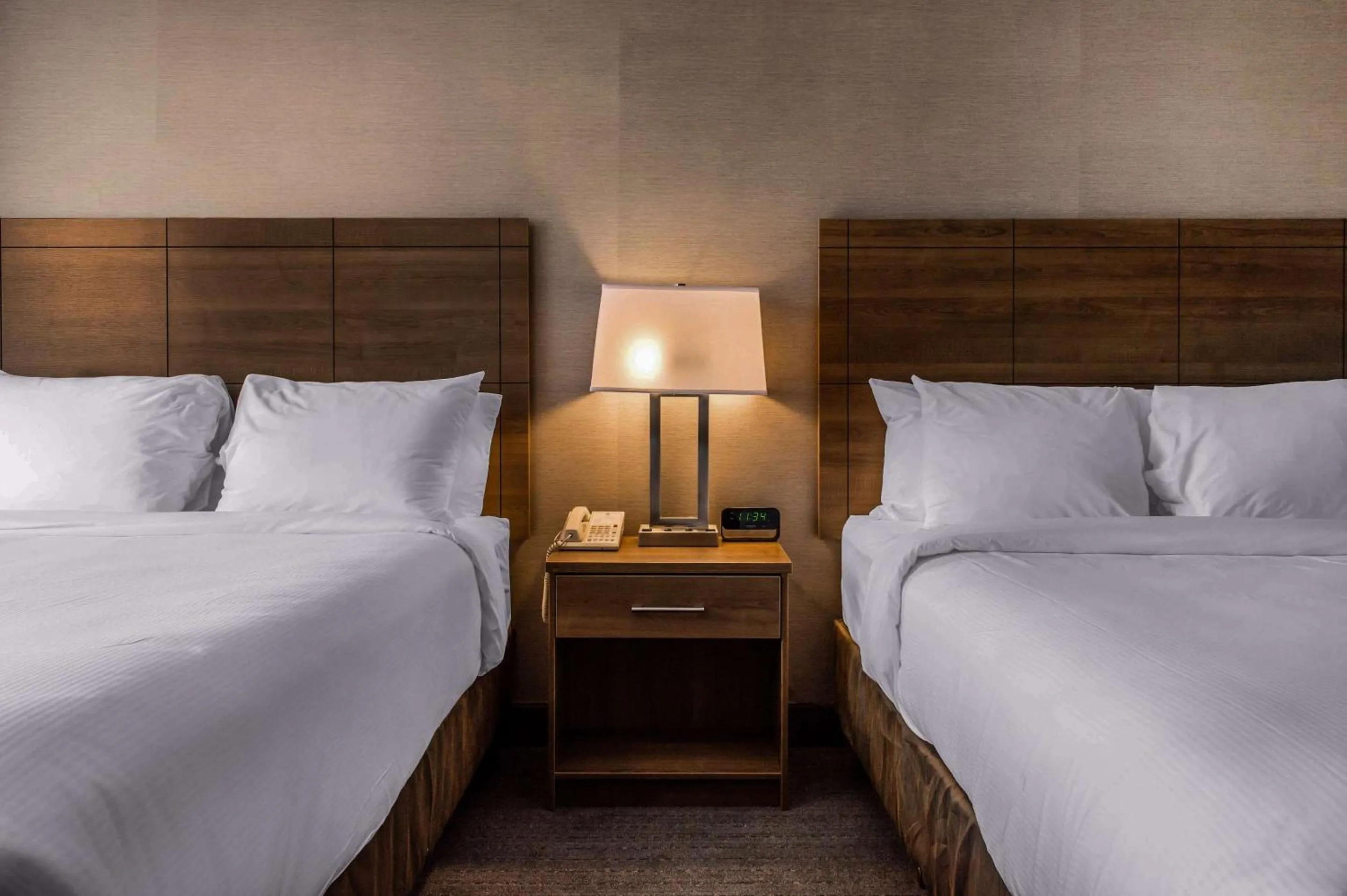 Bedroom, Bed in Quality Hotel Dorval Aeroport