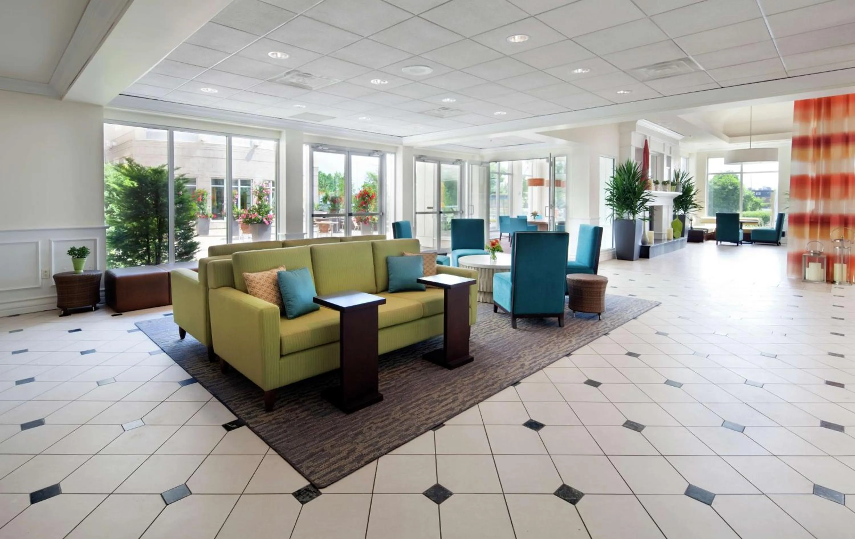 Lobby or reception in Hilton Garden Inn Montreal Airport