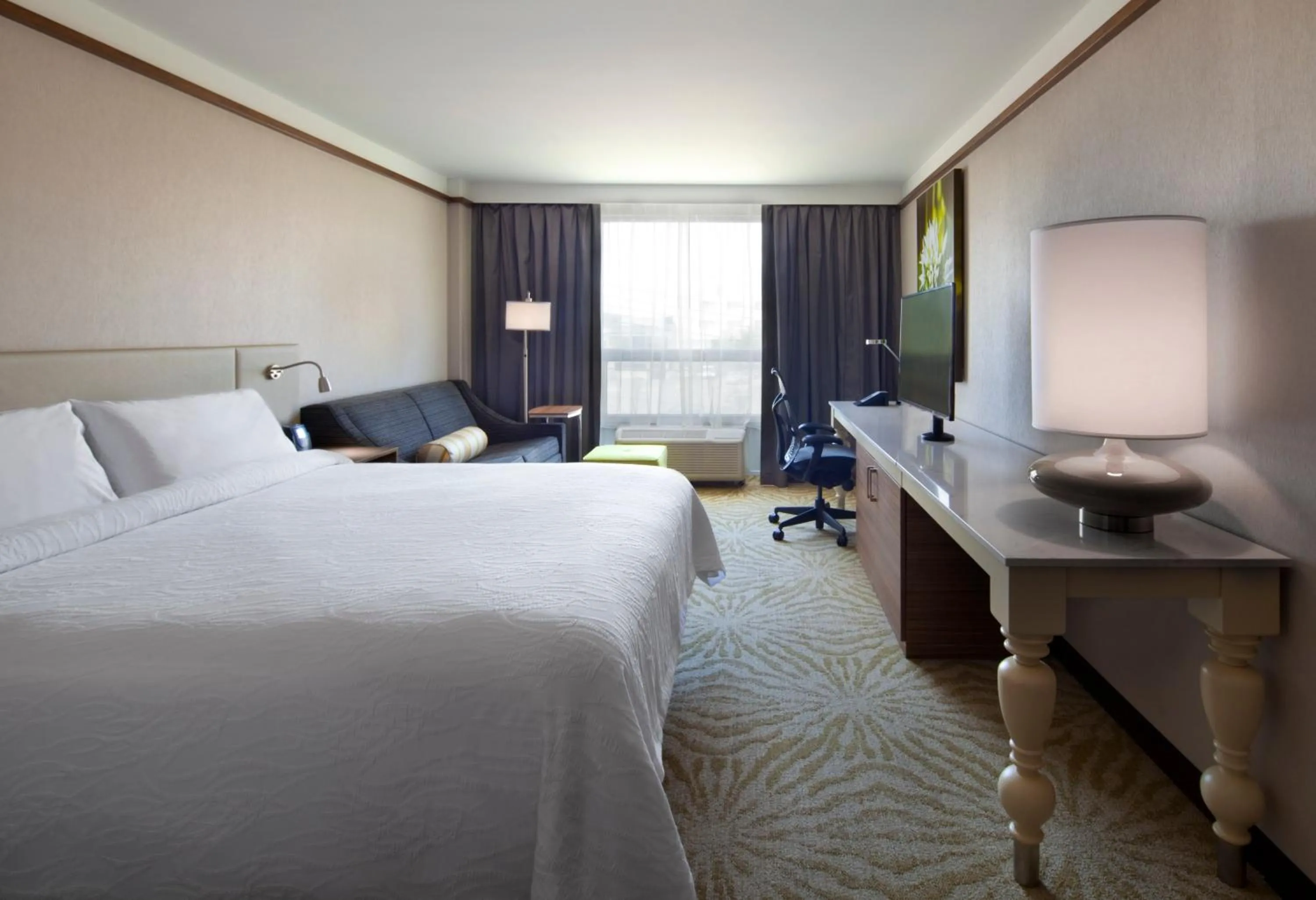Property building, Bed in Hilton Garden Inn Montreal Airport