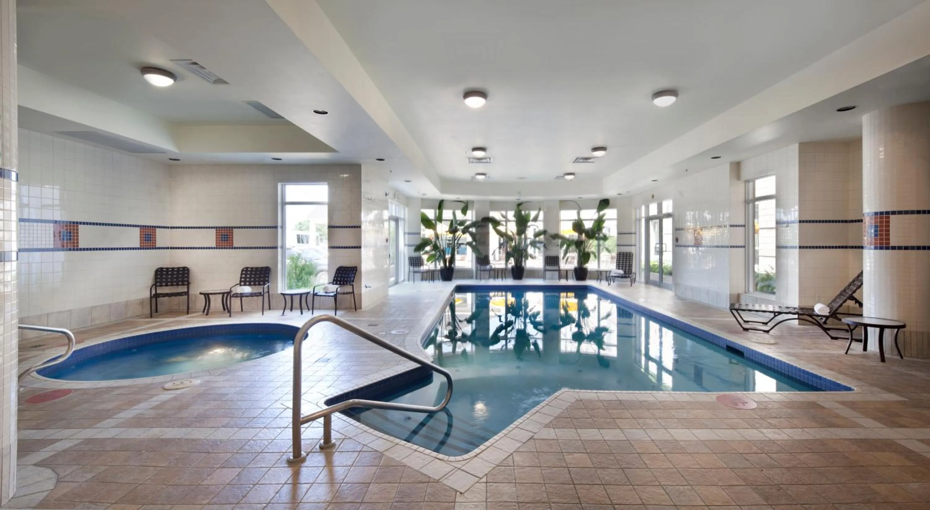 Swimming pool in Hilton Garden Inn Montreal Airport