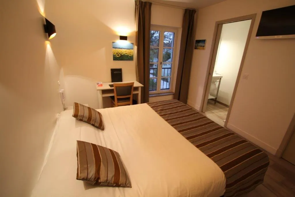 Shower, Bed in Le Continental