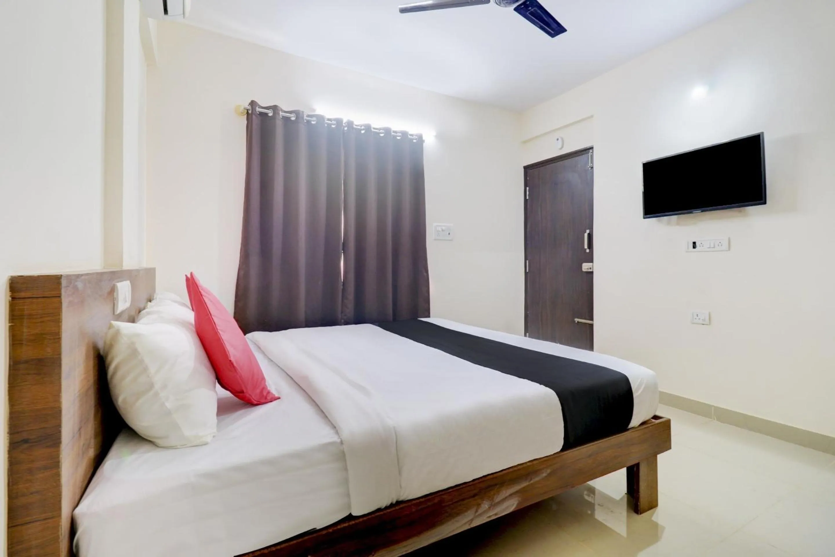 Bedroom, Bed in Hotel O Elite Lifestyle Red Rose Near 7d Voyage