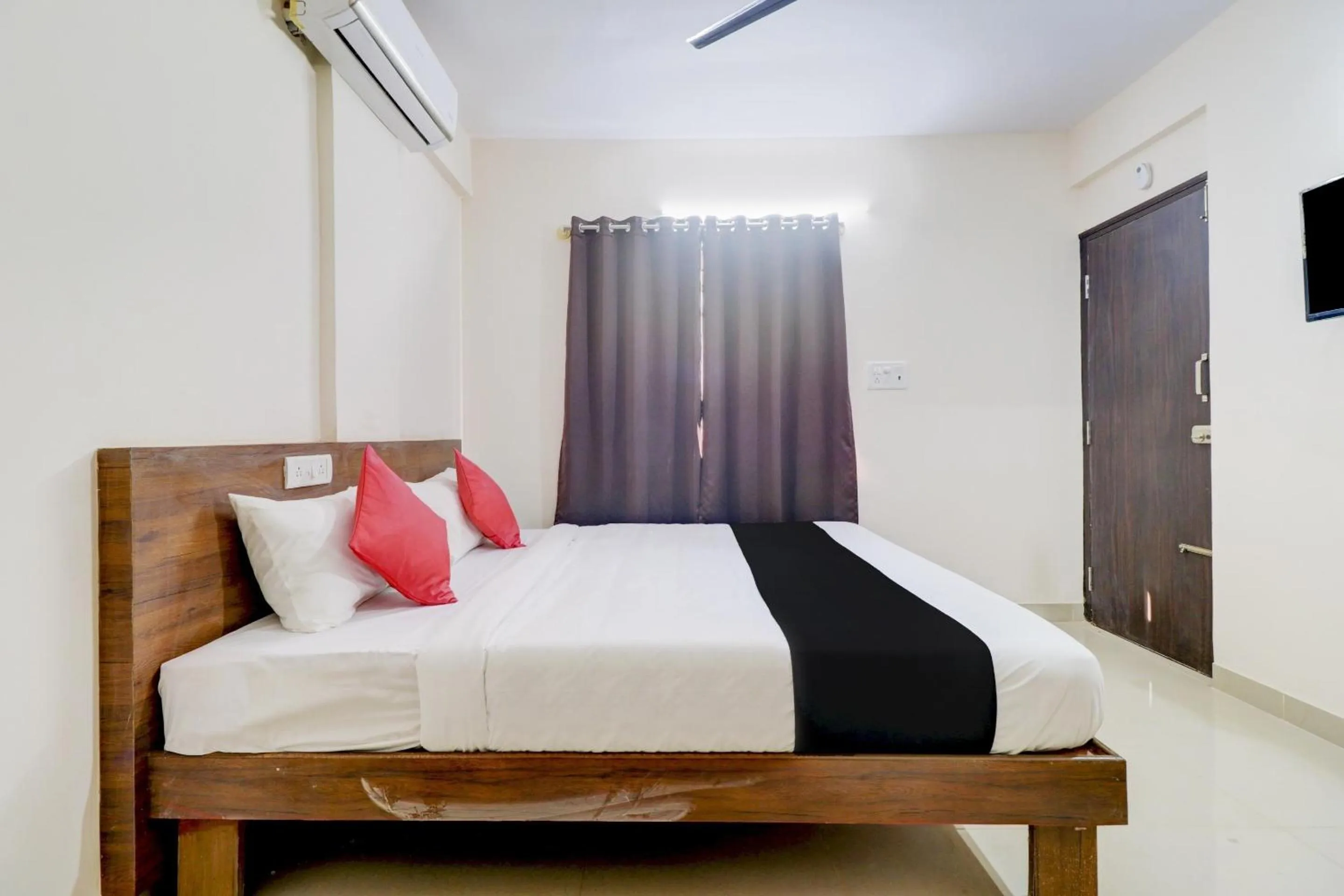 Bedroom, Bed in Hotel O Elite Lifestyle Red Rose Near 7d Voyage