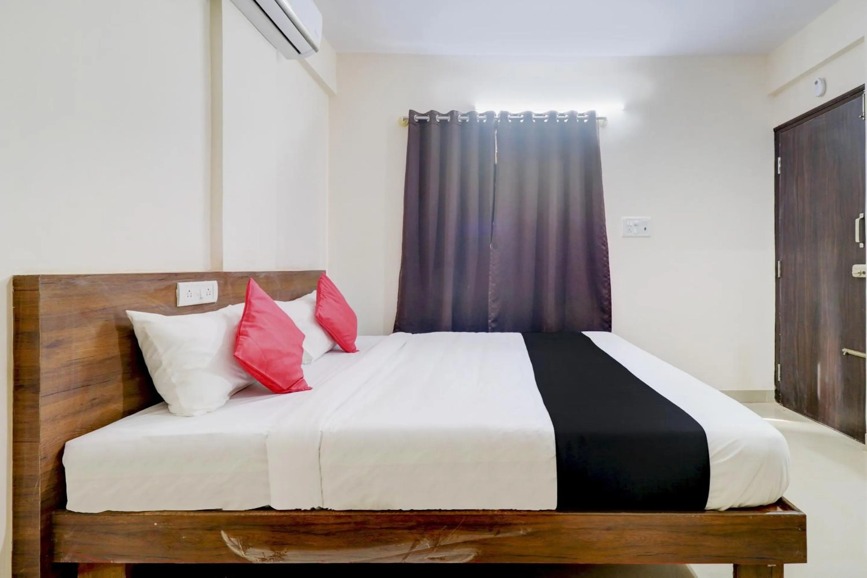 Bedroom, Bed in Hotel O Elite Lifestyle Red Rose Near 7d Voyage