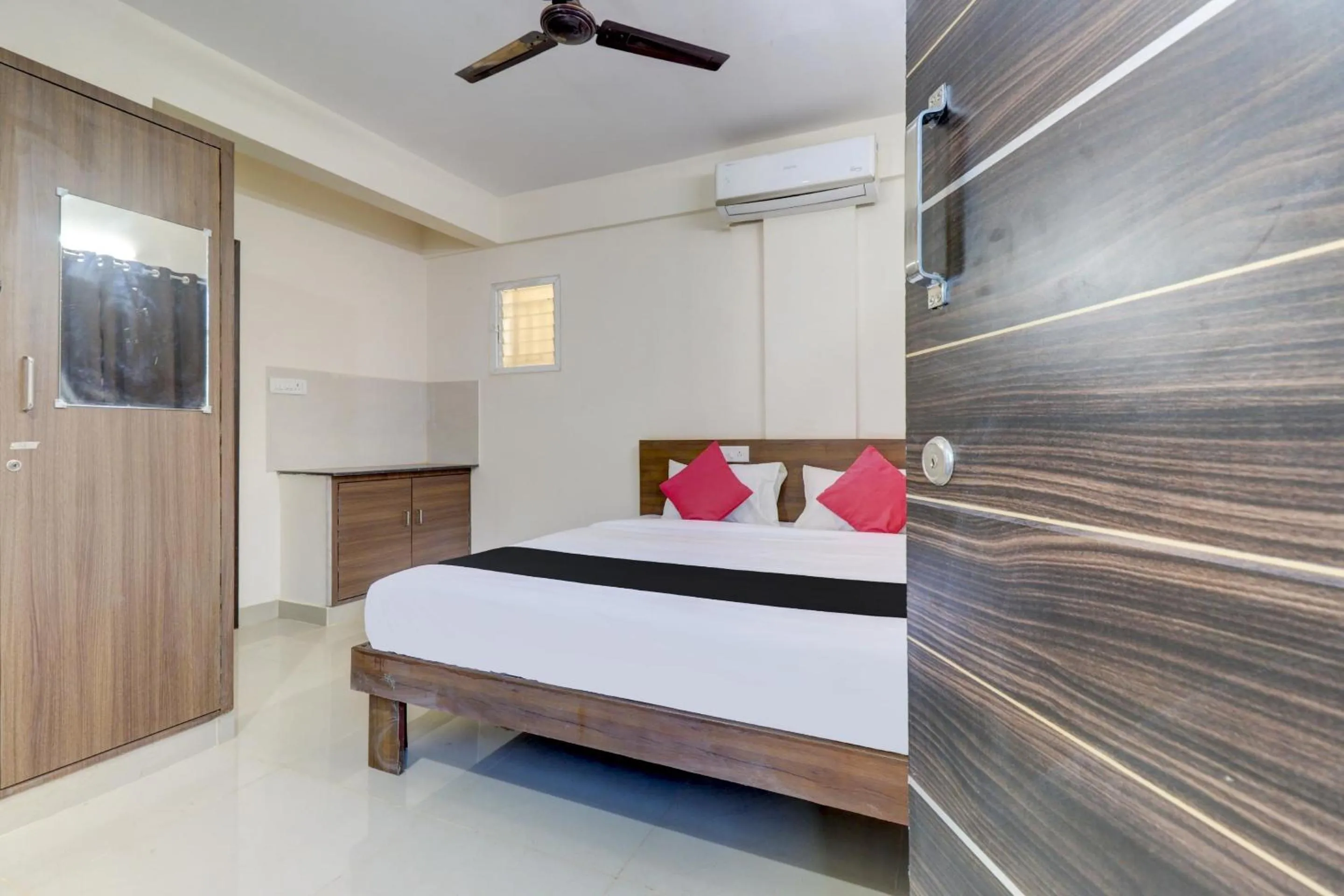 Bedroom, Bed in Hotel O Elite Lifestyle Red Rose Near 7d Voyage