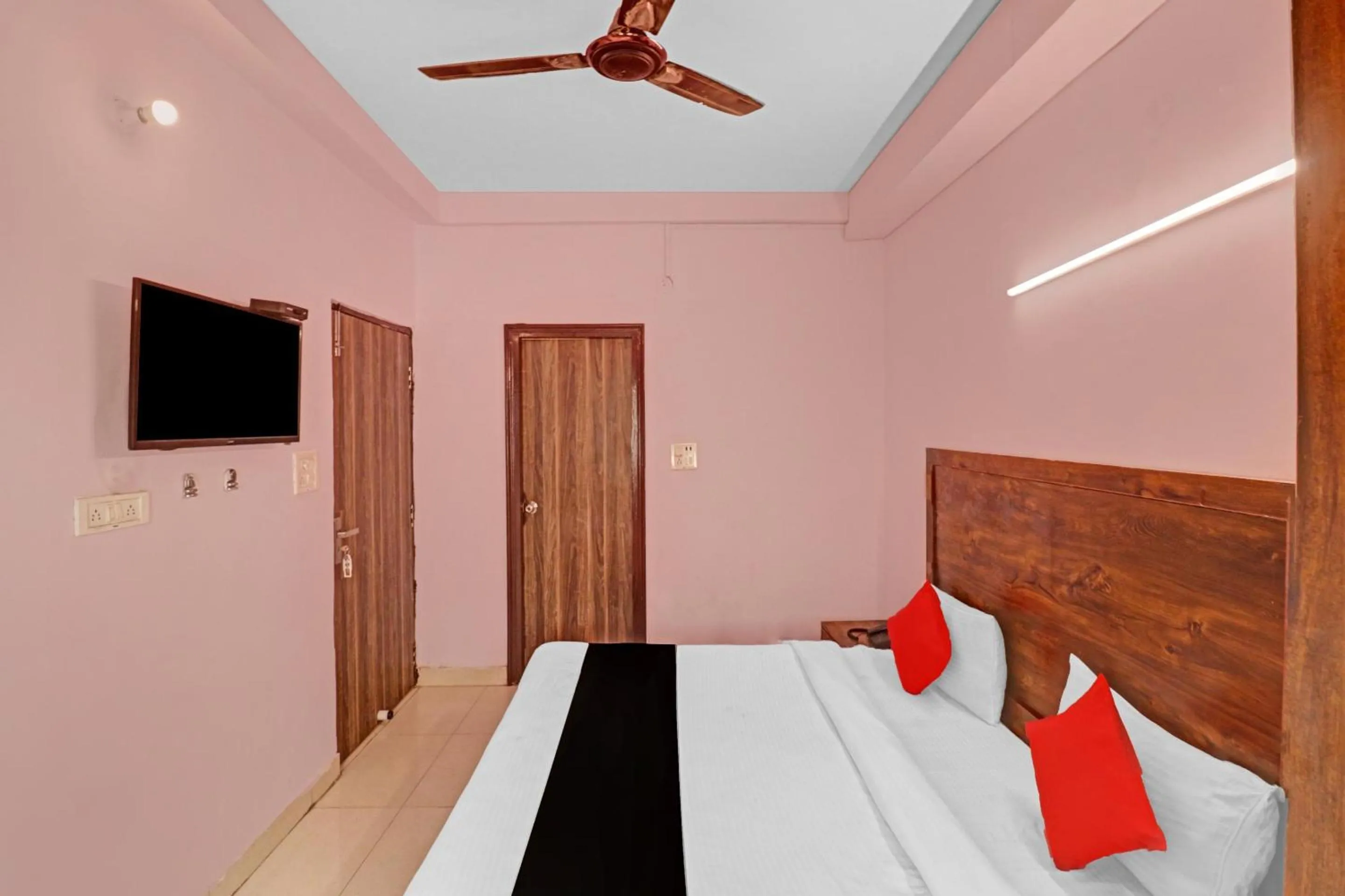 Bathroom, Bed in Hotel O Cherry Inn