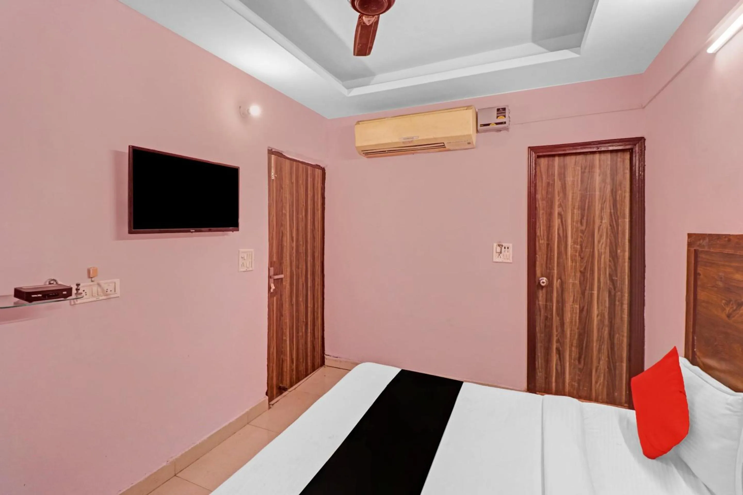 Lobby or reception, Bed in Hotel O Cherry Inn