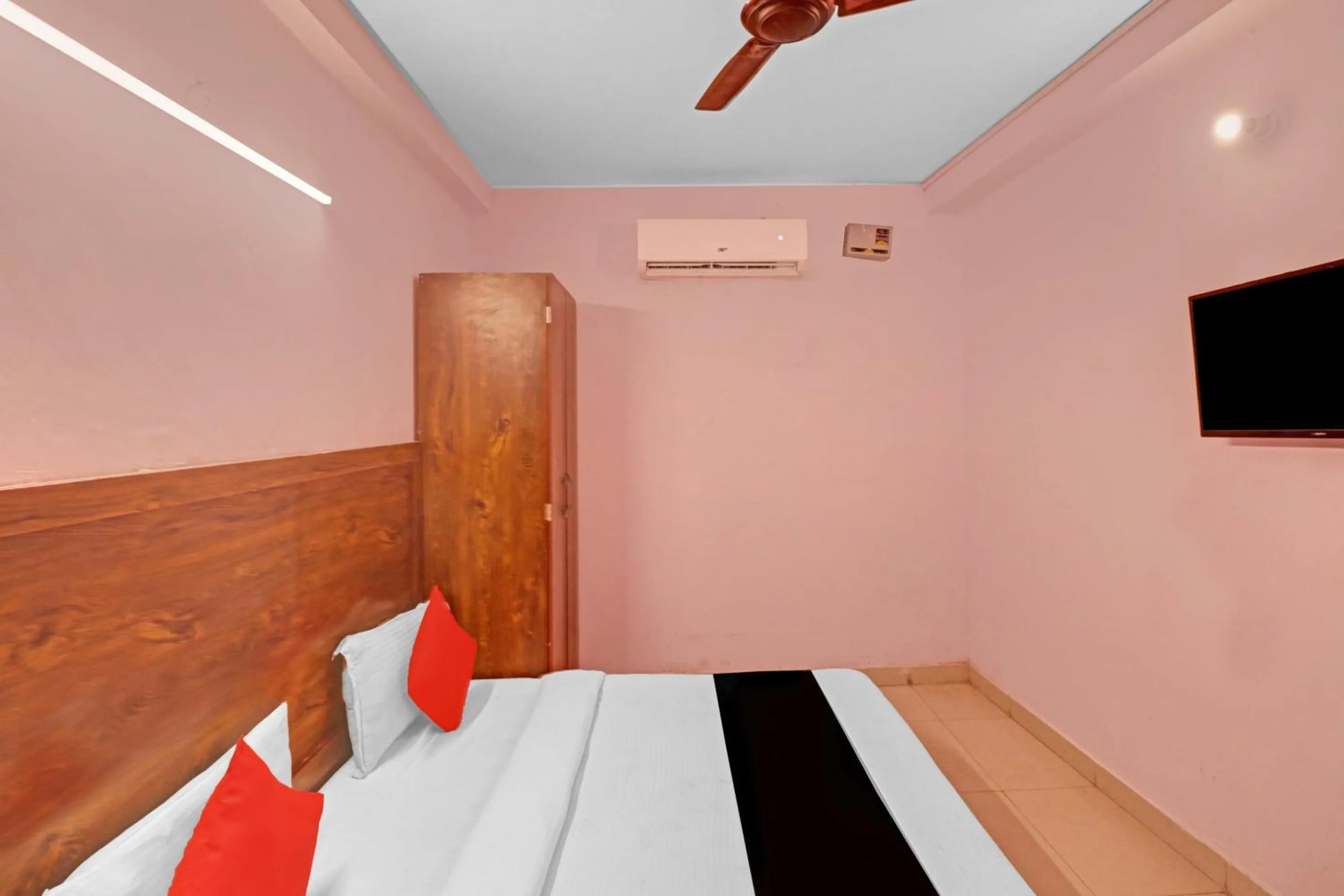 Bedroom, Bed in Hotel O Cherry Inn