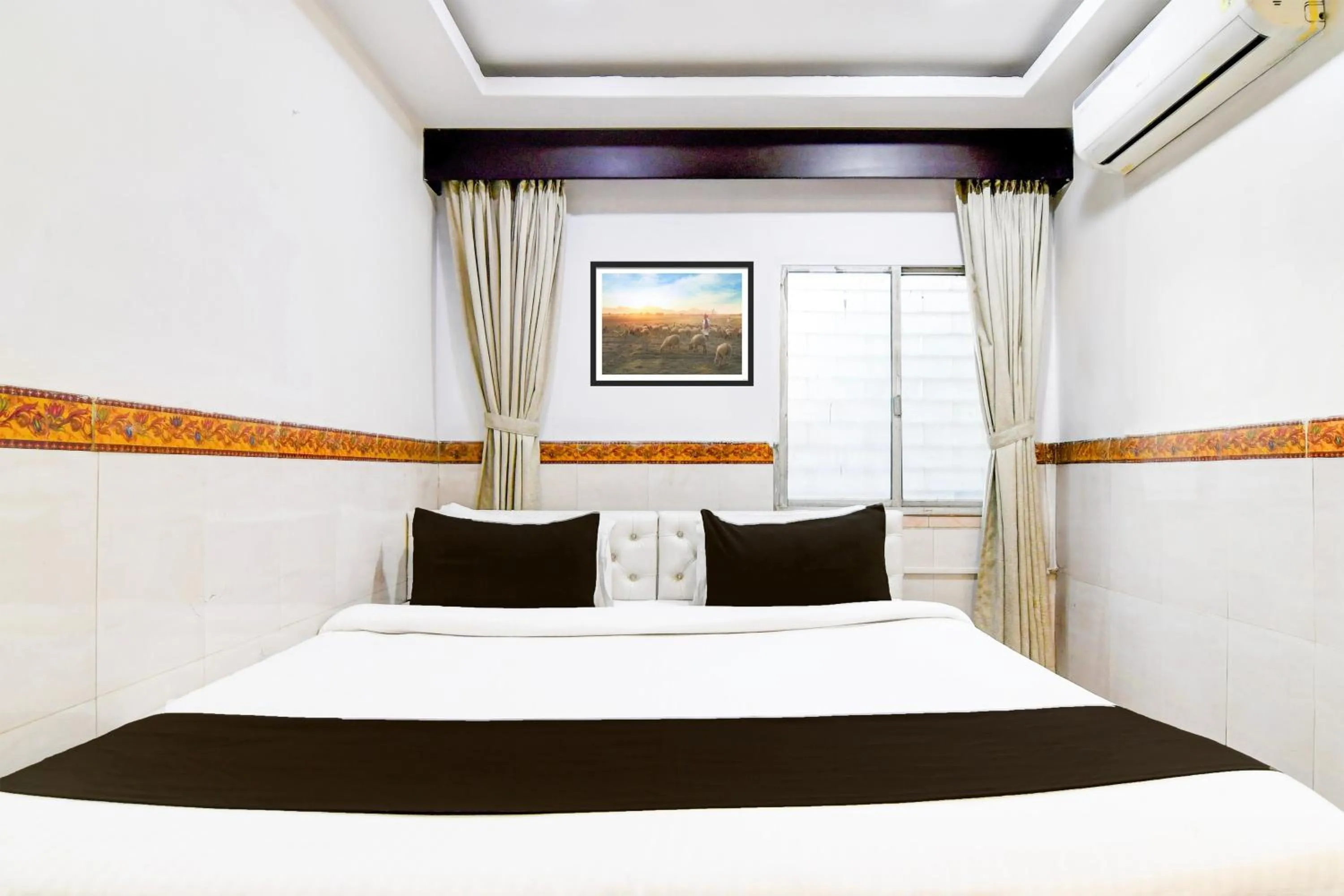 Bedroom in Hotel Continental Restuarant & Cafe