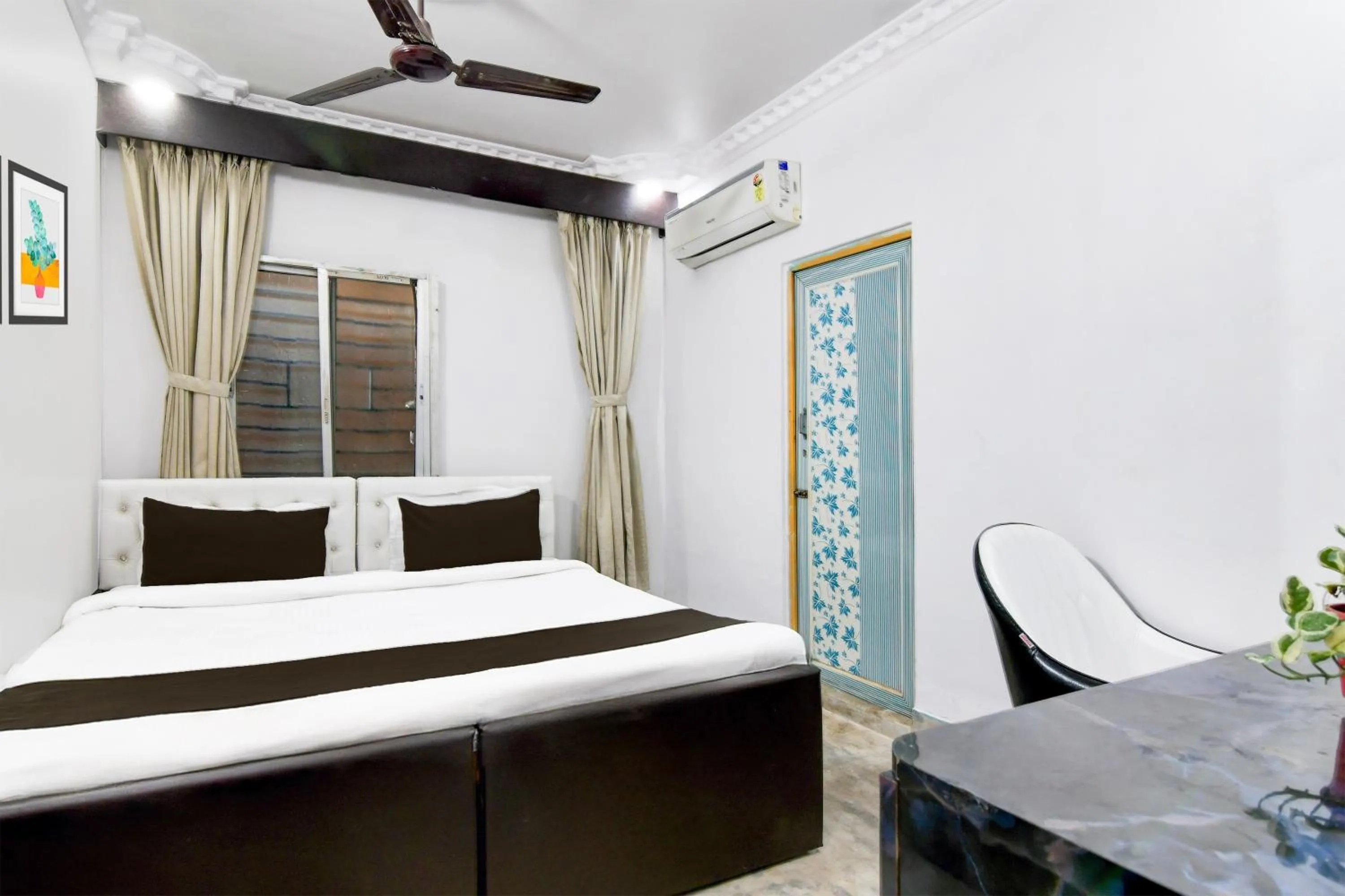 Bedroom in Hotel Continental Restuarant & Cafe