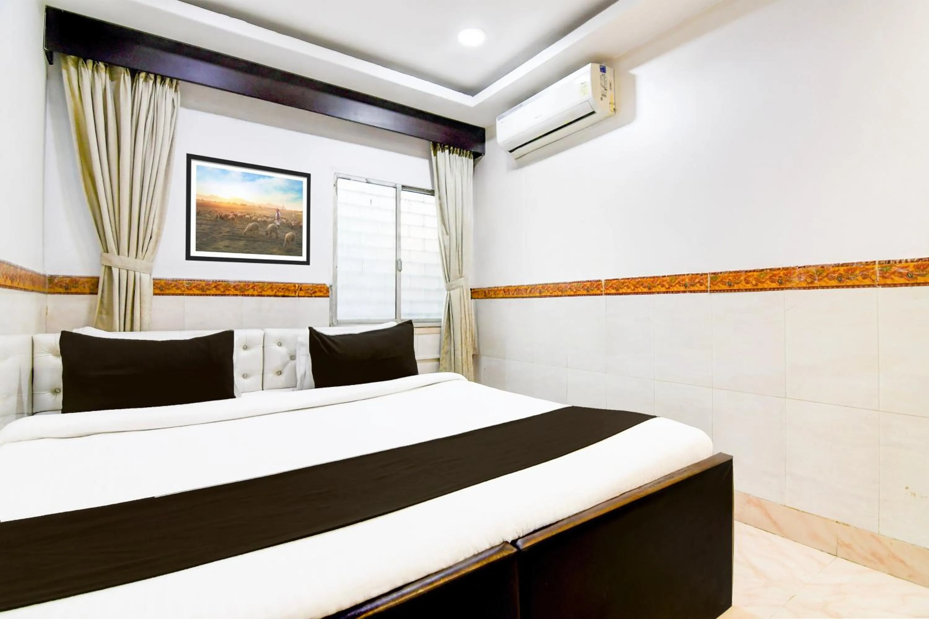 Bedroom in Hotel Continental Restuarant & Cafe