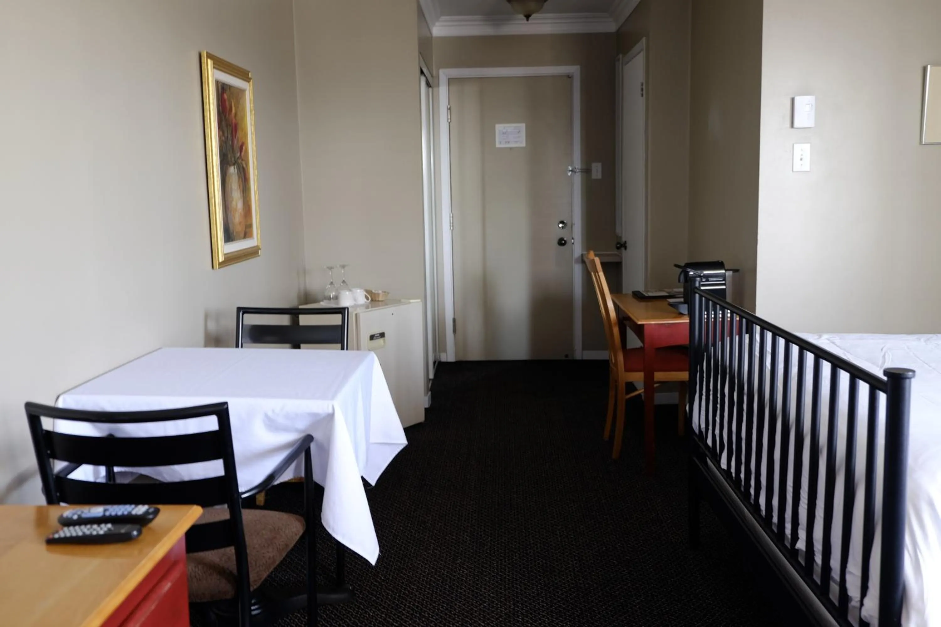 Dining area, Bed in Auberge La Camarine