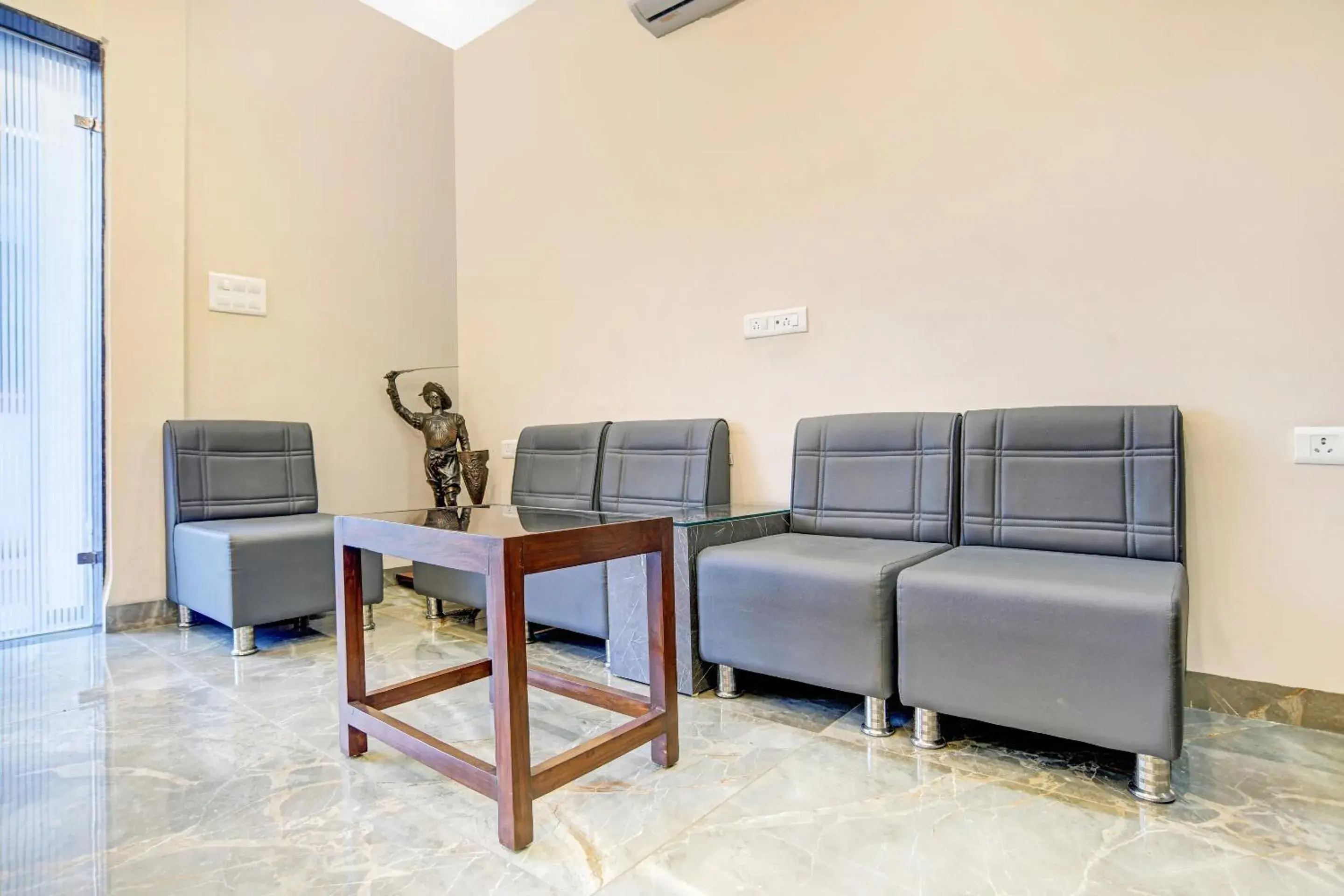 Lobby or reception in Super Townhouse Pine Tree Lobby or reception in Super Townhouse Pine Tree