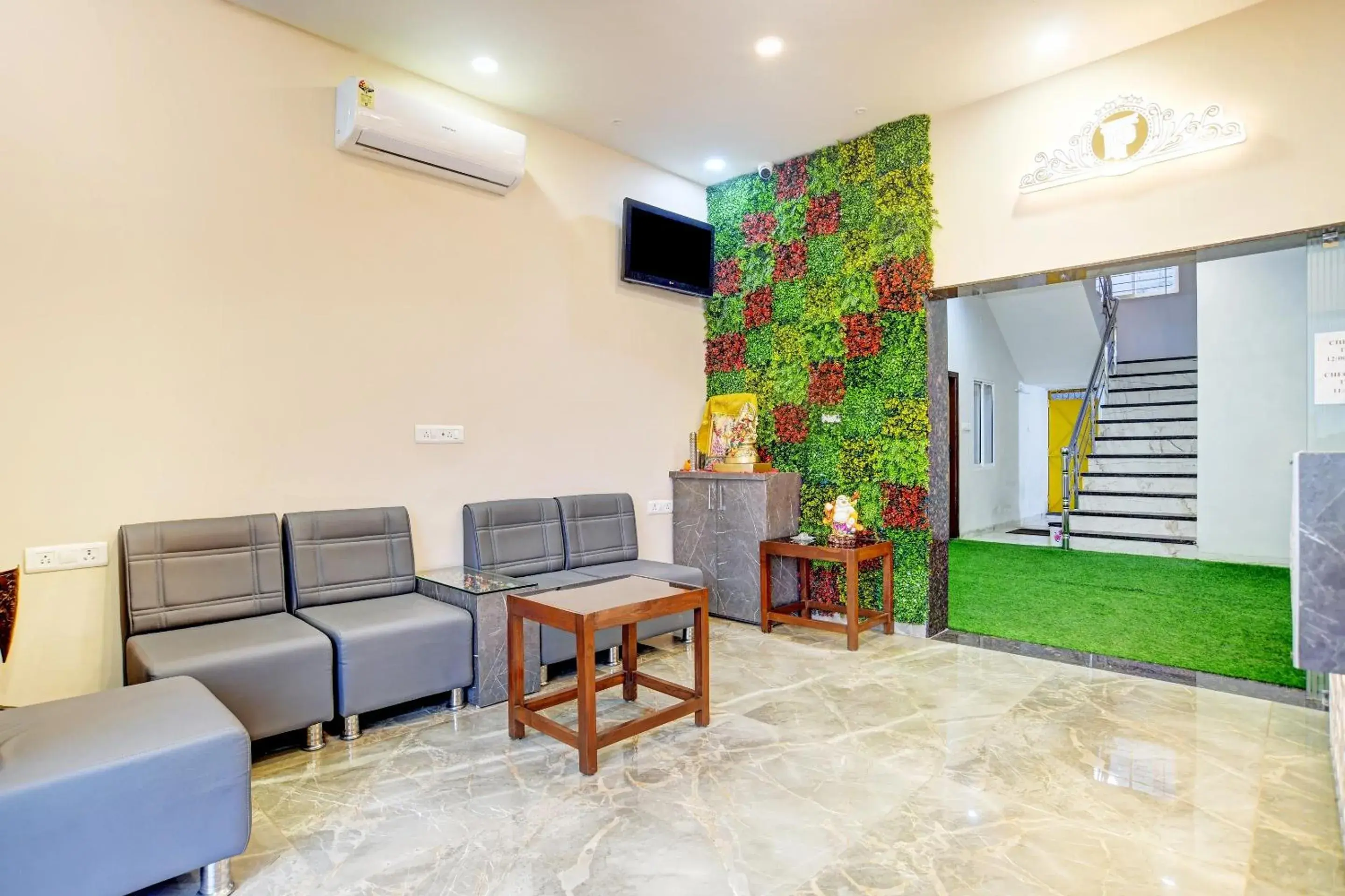 Lobby or reception in Super Townhouse Pine Tree Lobby or reception in Super Townhouse Pine Tree