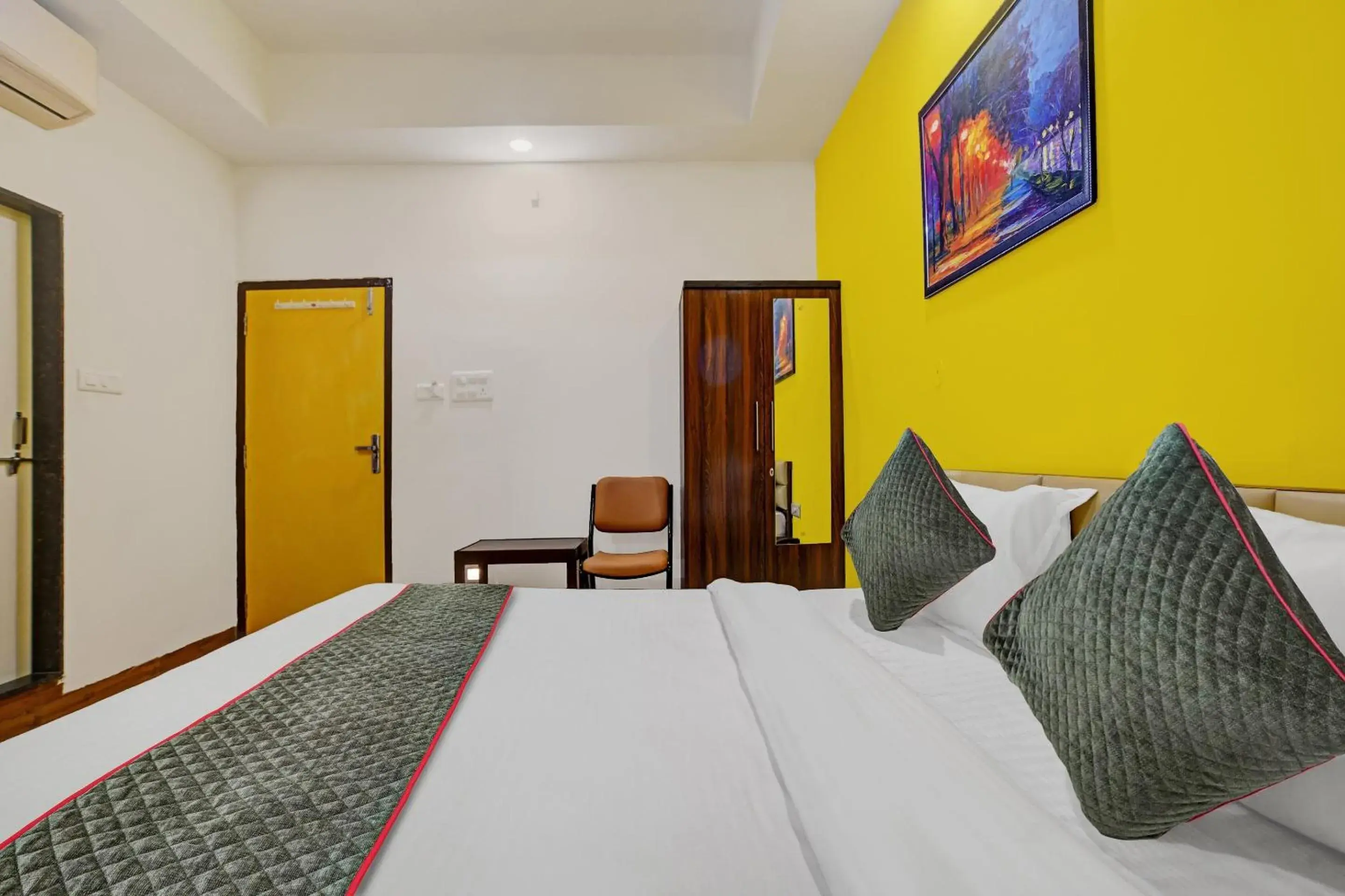 Bedroom, Bed in Super Townhouse Pine Tree Bedroom, Bed in Super Townhouse Pine Tree