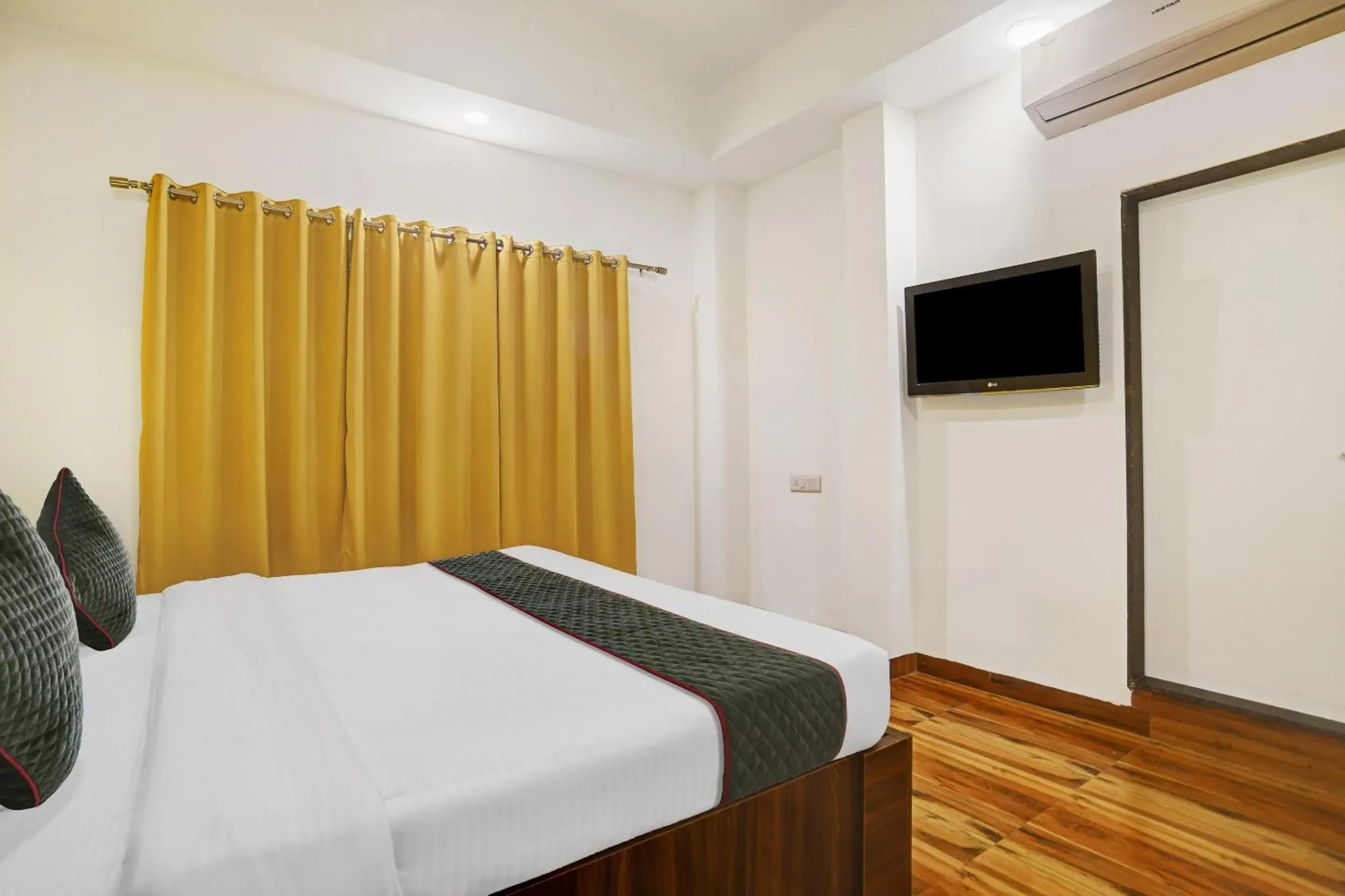 Bedroom, Bed in Super Townhouse Pine Tree Bedroom, Bed in Super Townhouse Pine Tree