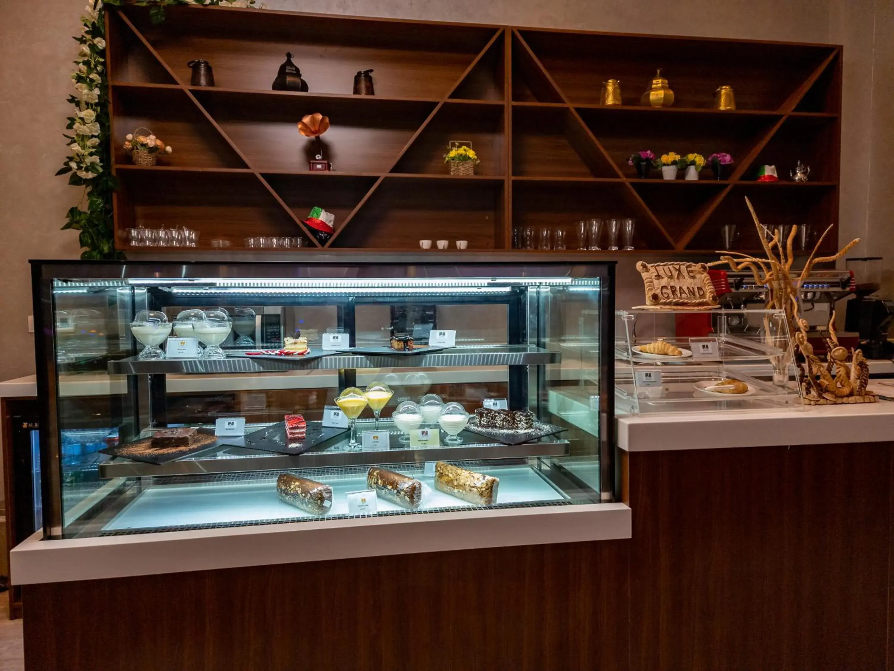 Lounge or bar in Luxe Grand Hotel Apartments Lounge or bar in Luxe Grand Hotel Apartments