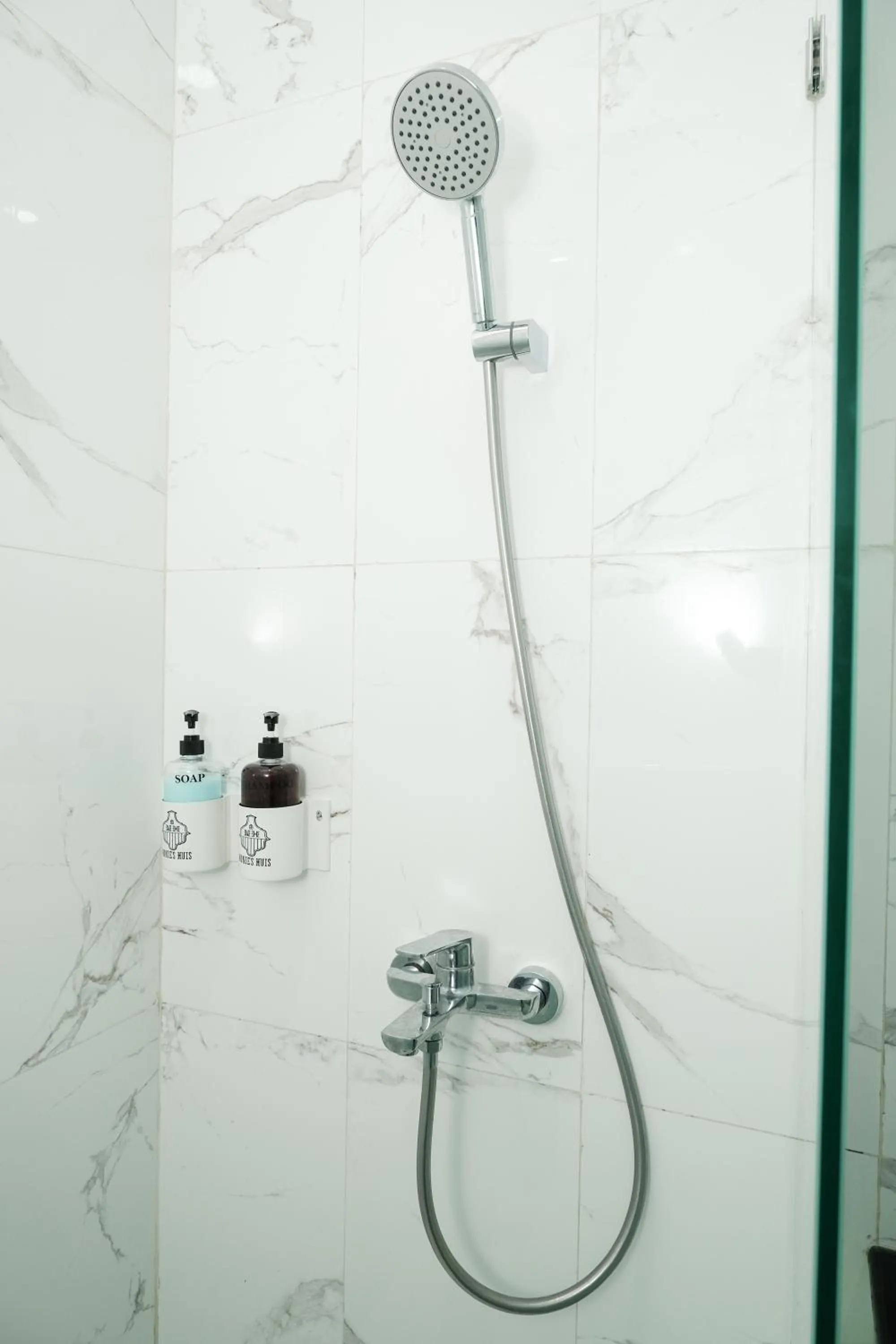 Shower in Nonies Huis Cibubur