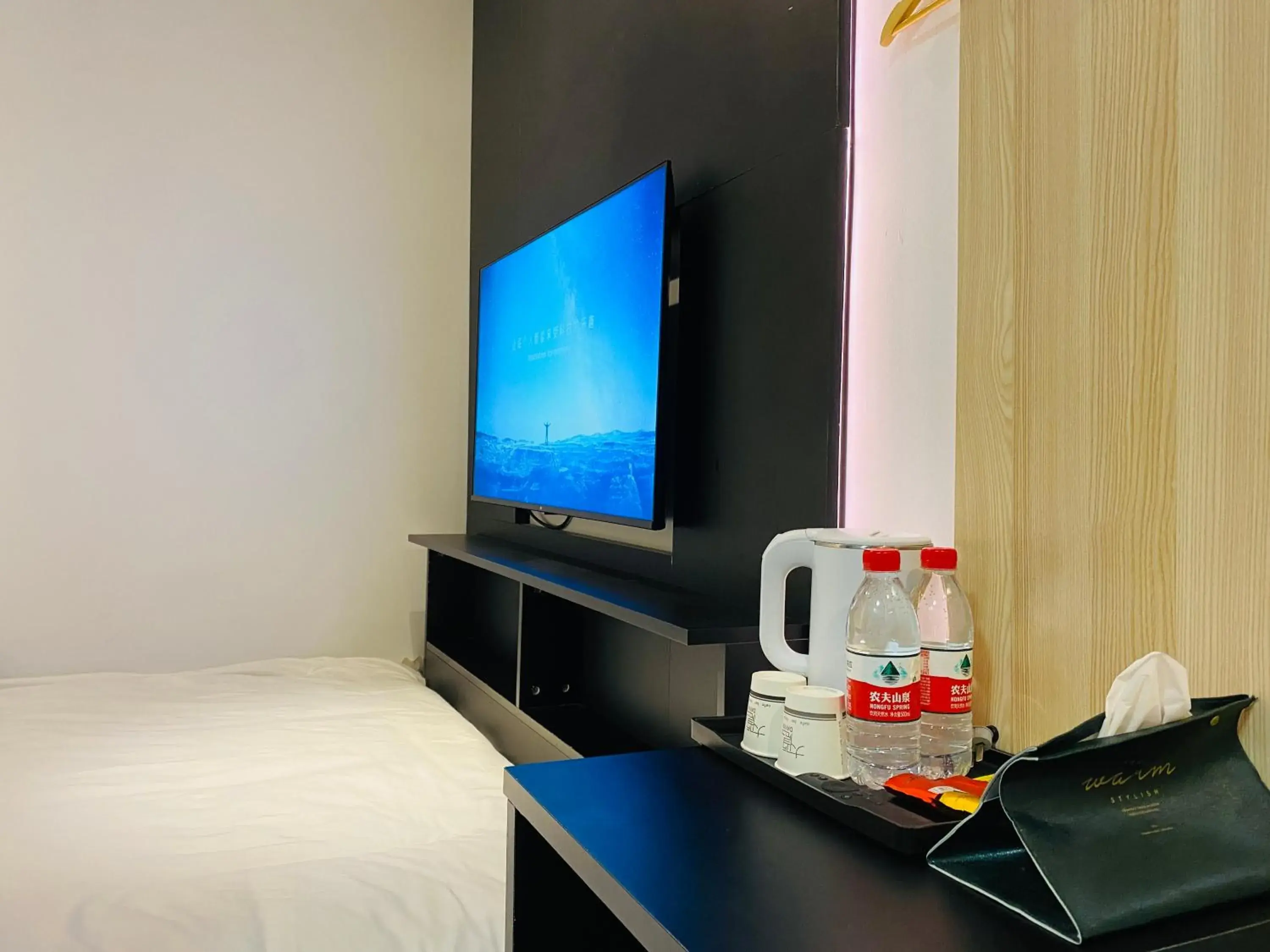 Budget Double Room in Dayin International Youth Hostel - East Nanjing Road & People's Square & The Bund Branch Budget Double Room in Dayin International Youth Hostel - East Nanjing Road & People's Square & The Bund Branch