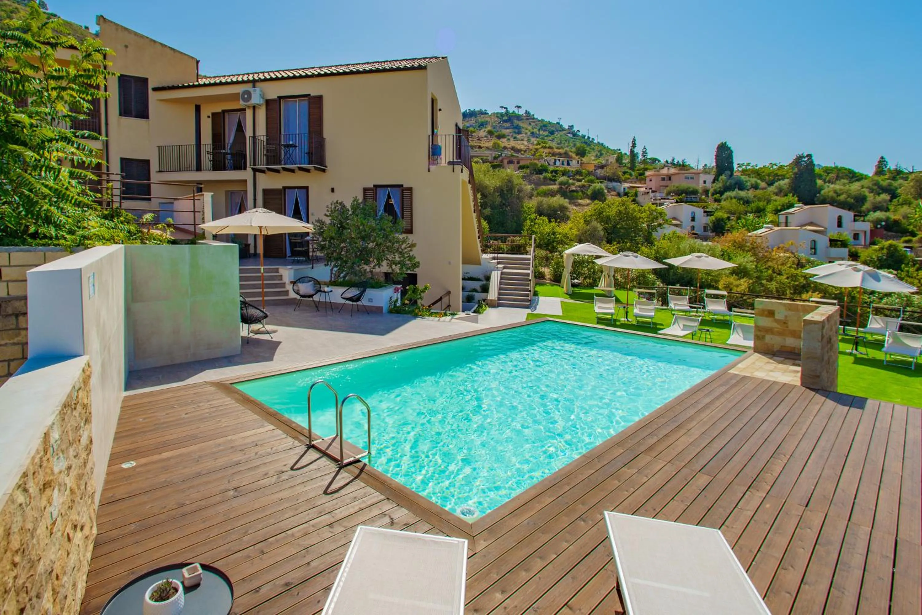 Pater Meus Suites - Sea View, Pool & Parking