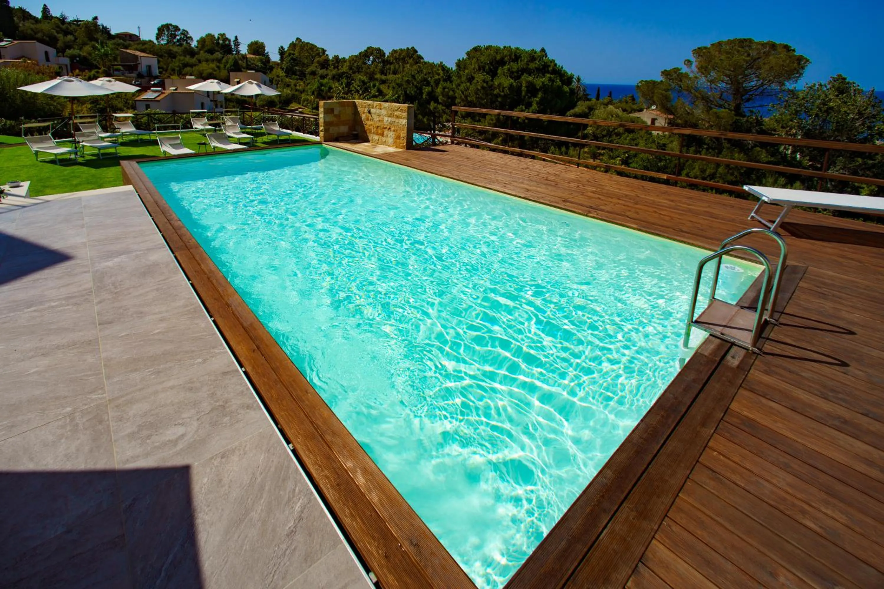 Pater Meus Suites - Sea View, Pool & Parking