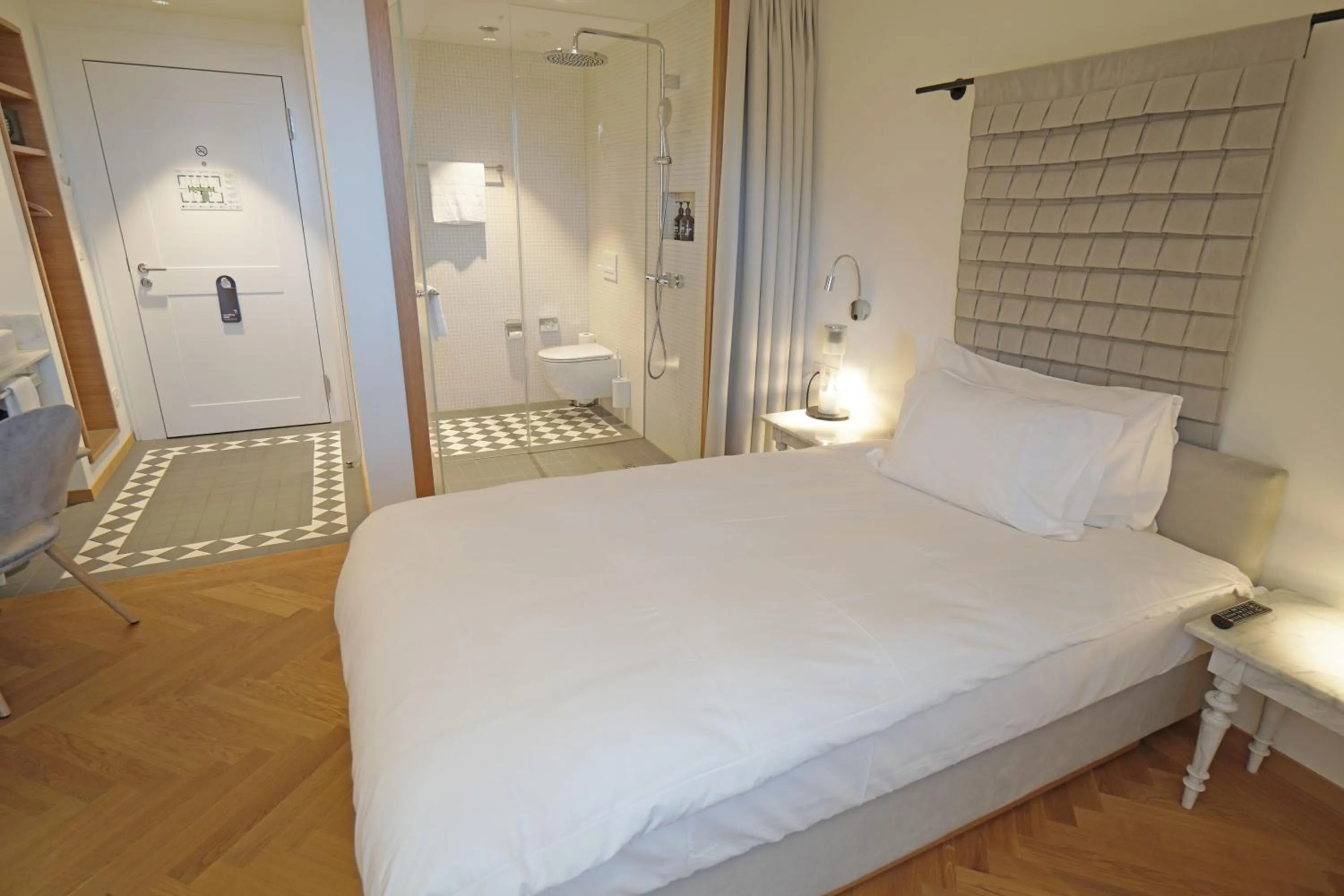 Shower, Bed in CASPAR Swiss Quality Hotel