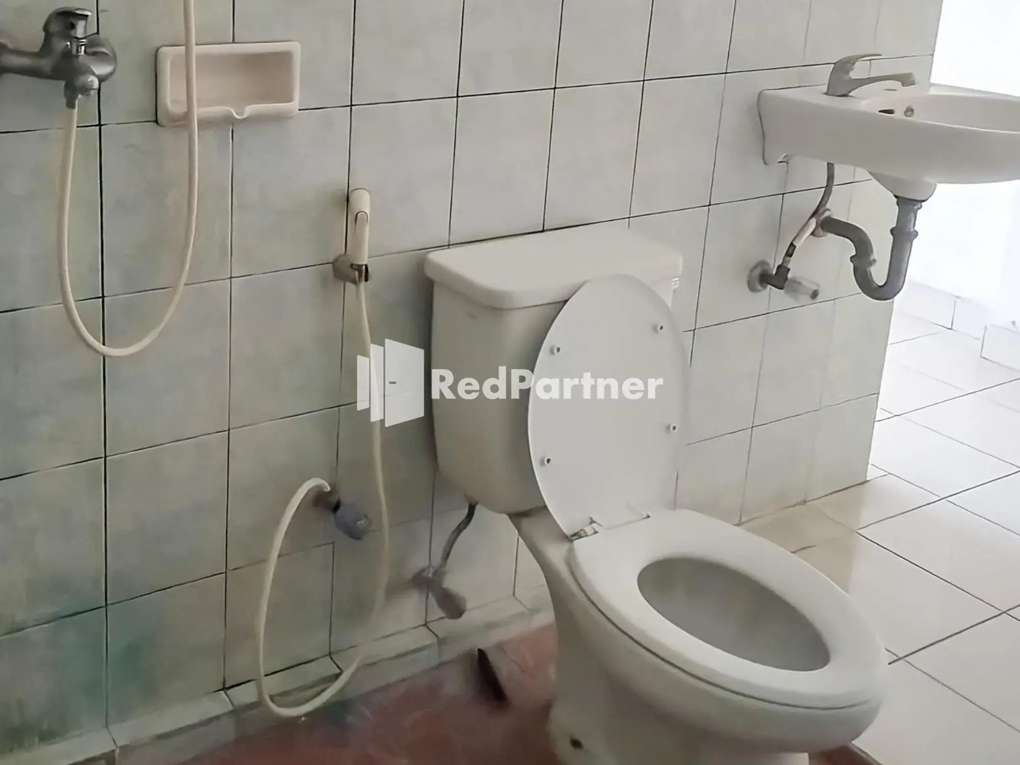 Bathroom in Hotel Makatembo Tomohon Mitra RedDoorz Bathroom in Hotel Makatembo Tomohon Mitra RedDoorz