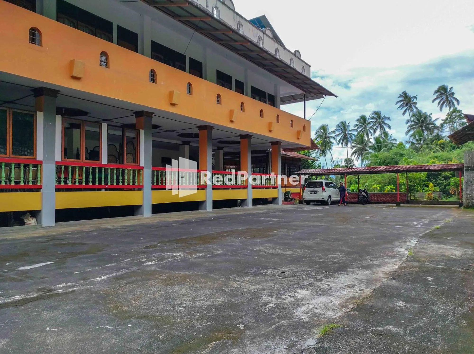 Parking in Hotel Makatembo Tomohon Mitra RedDoorz