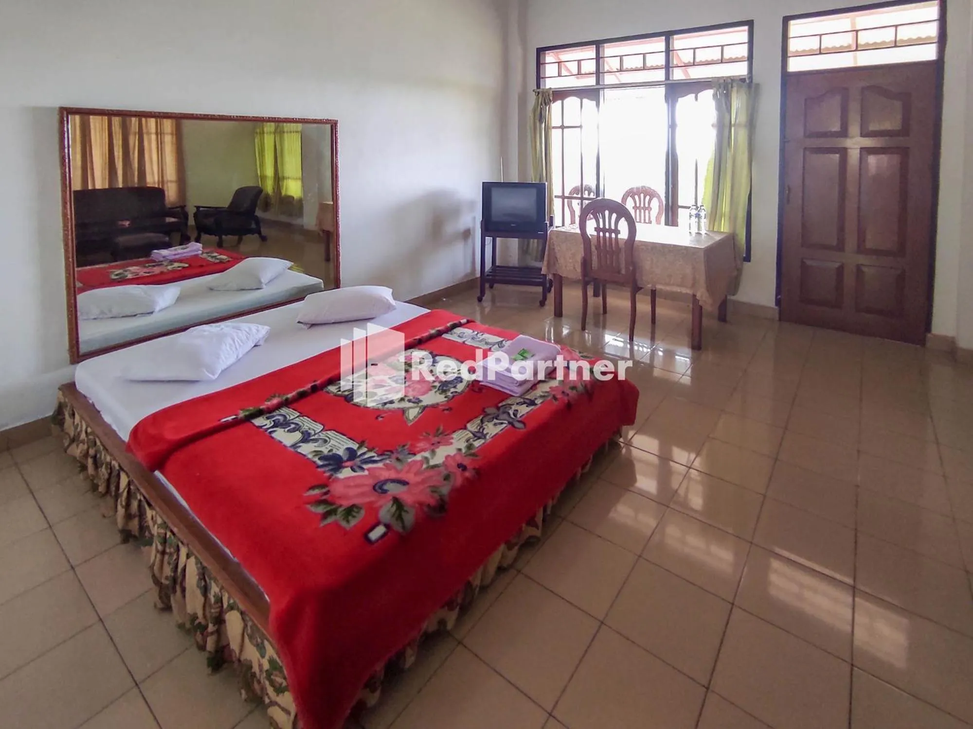 Bedroom, Bed in Hotel Makatembo Tomohon Mitra RedDoorz