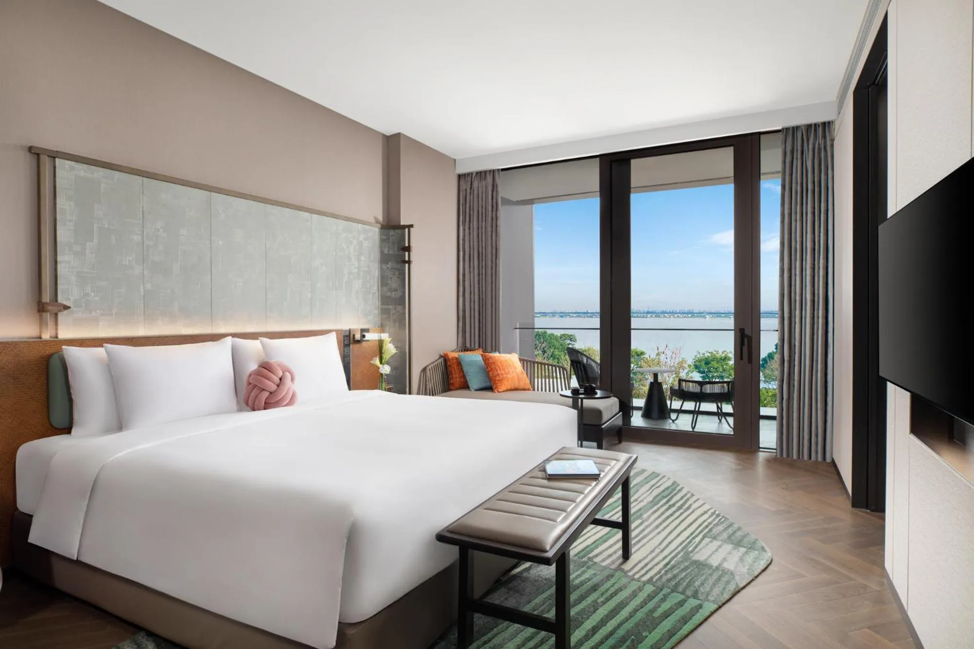Bed in Hotel Indigo Suzhou Yangcheng Lake by IHG