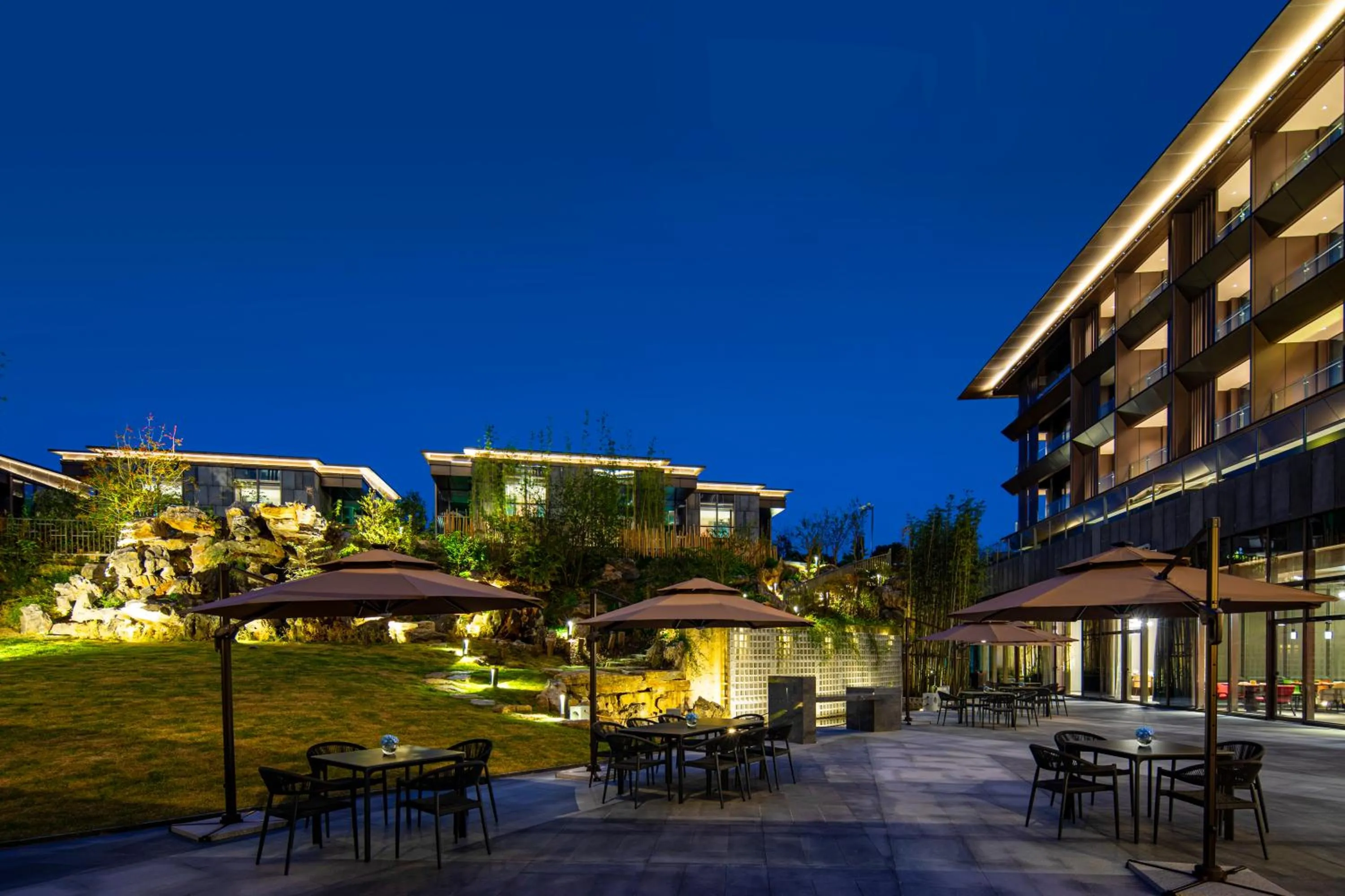 Garden in Hotel Indigo Suzhou Yangcheng Lake by IHG