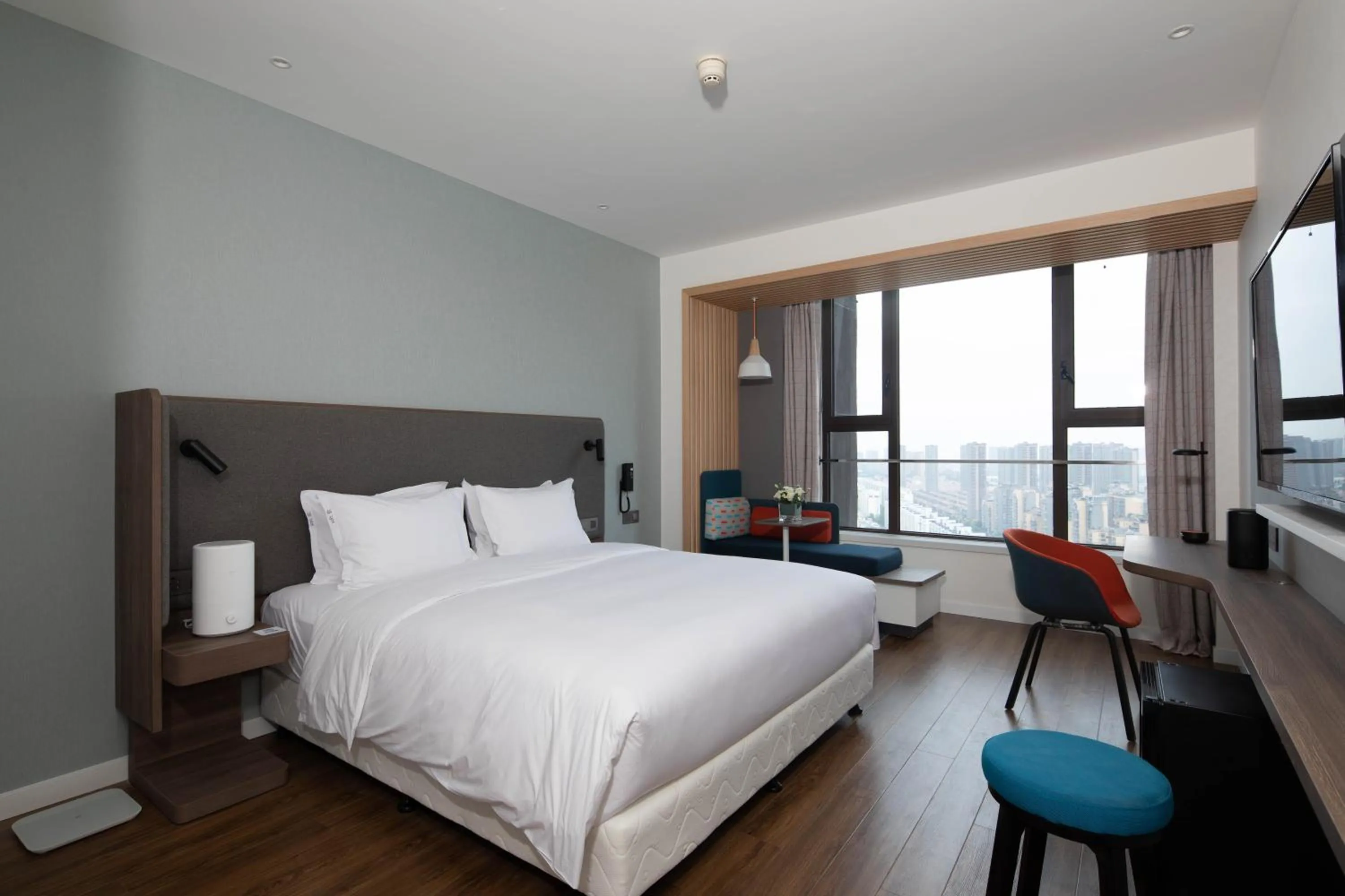 Photo of the whole room, Bed in Holiday Inn Express Xi'an High Tech South by IHG