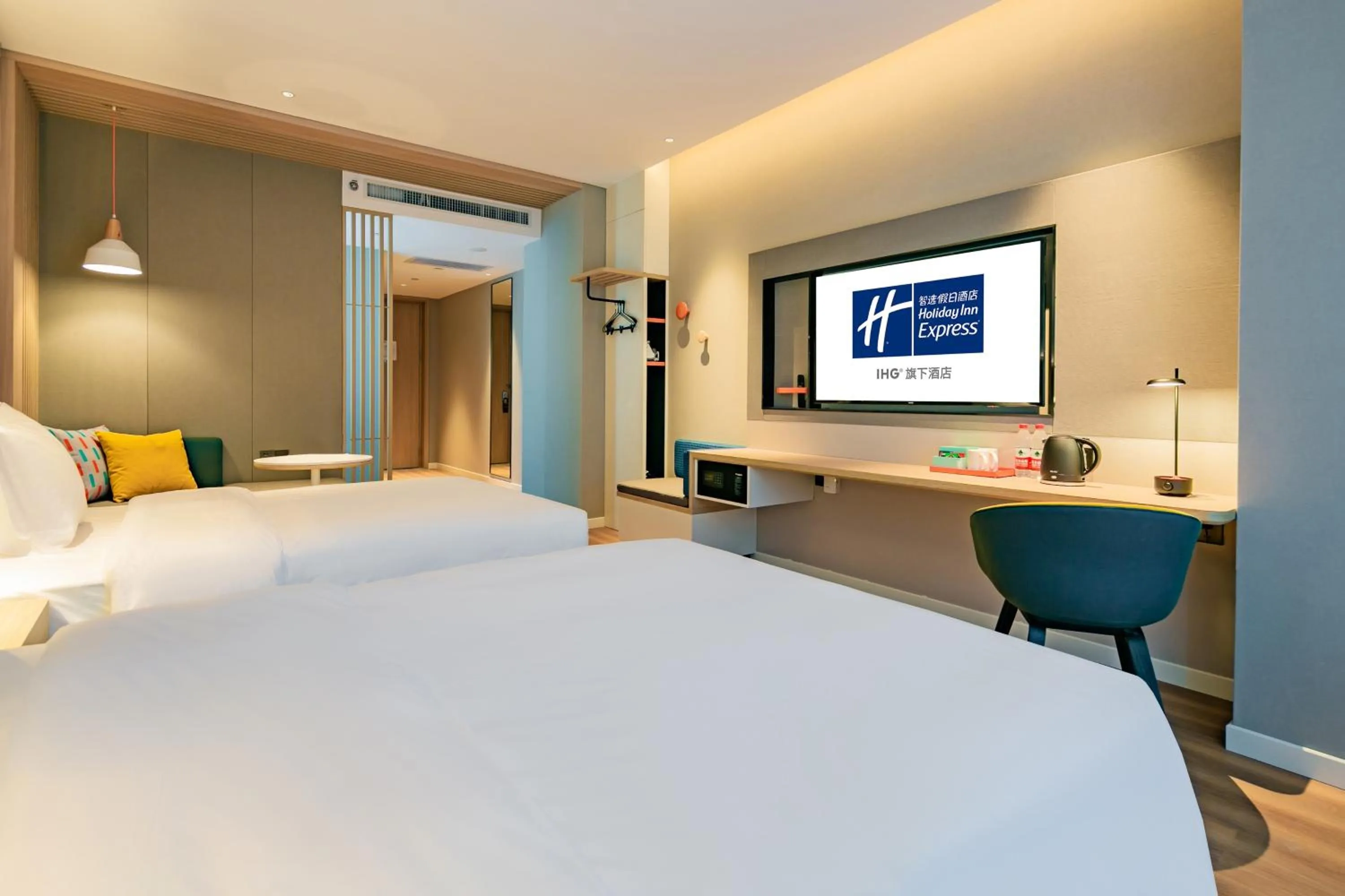 Photo of the whole room, Bed in Holiday Inn Express Xi'an High Tech Zone North by IHG