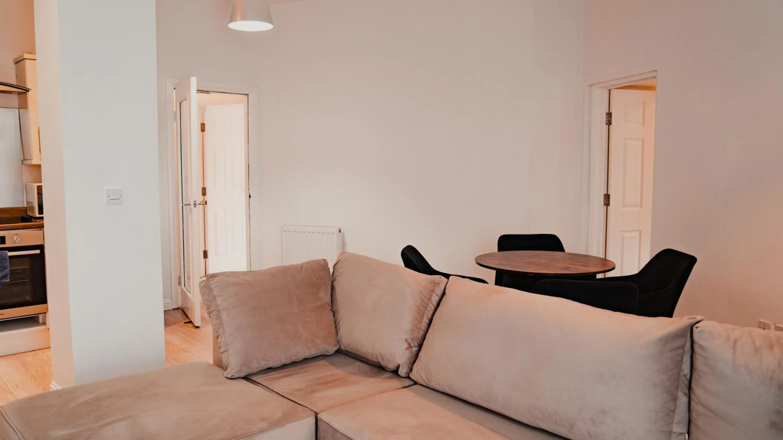 Kitchen or kitchenette in Royal Chambers Serviced Apartments