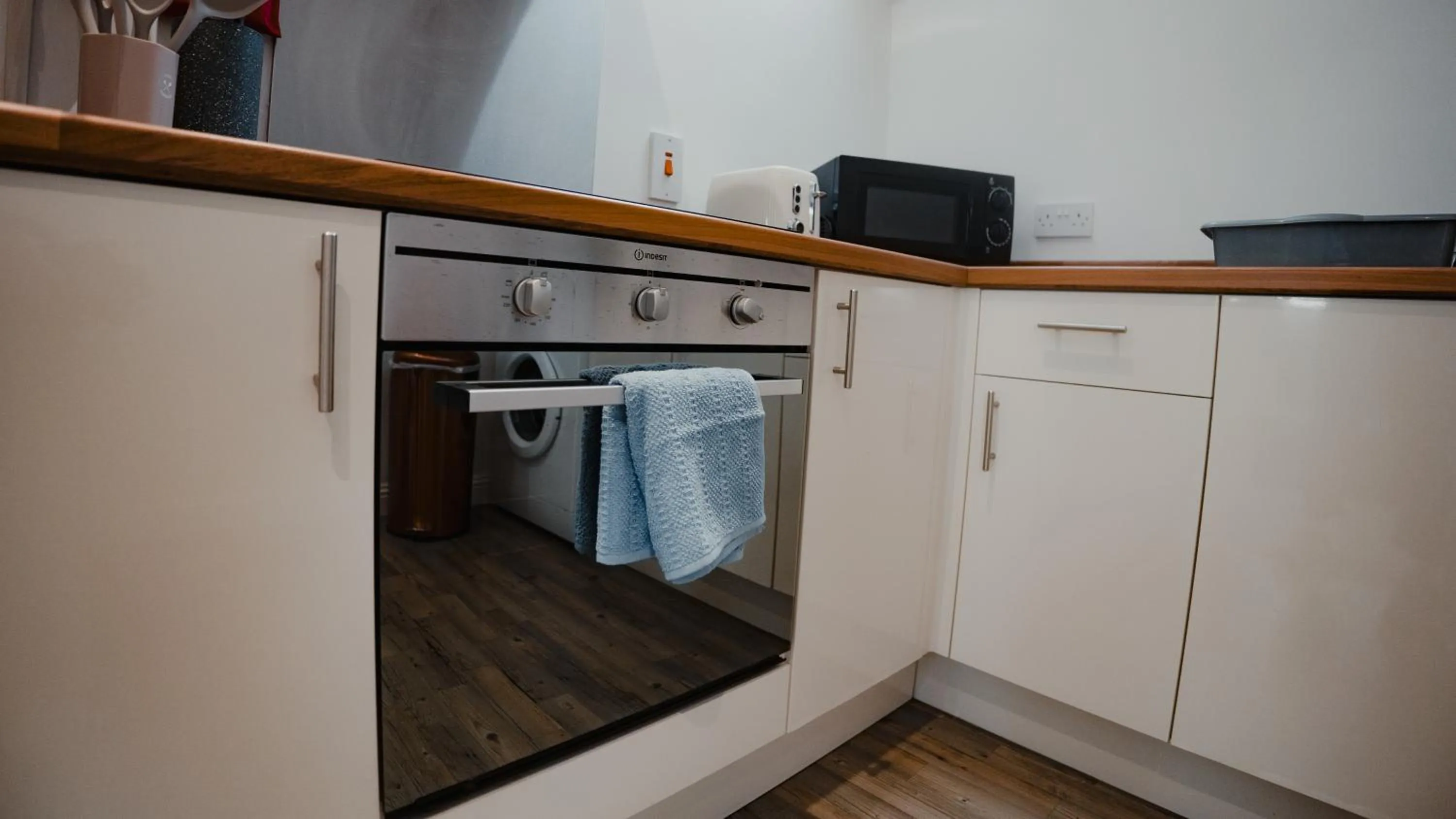Kitchen or kitchenette in Royal Chambers Serviced Apartments