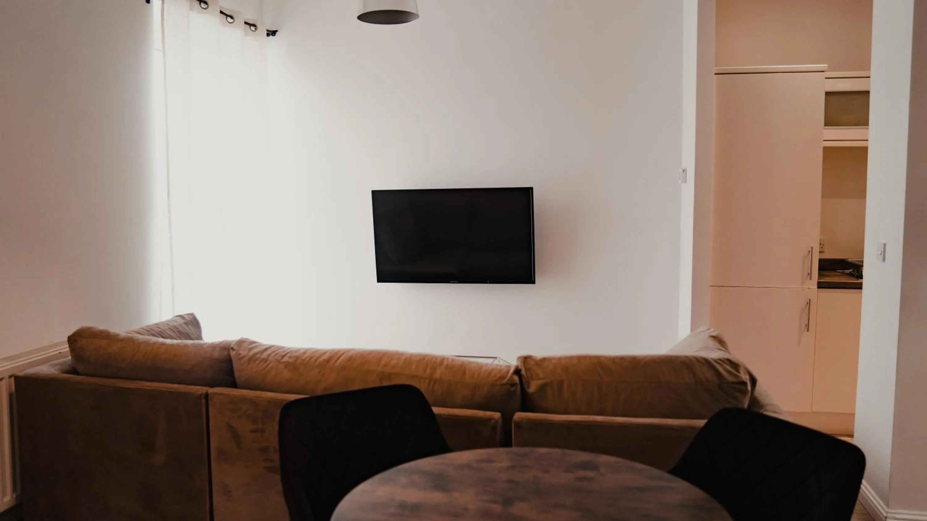 TV and multimedia in Royal Chambers Serviced Apartments