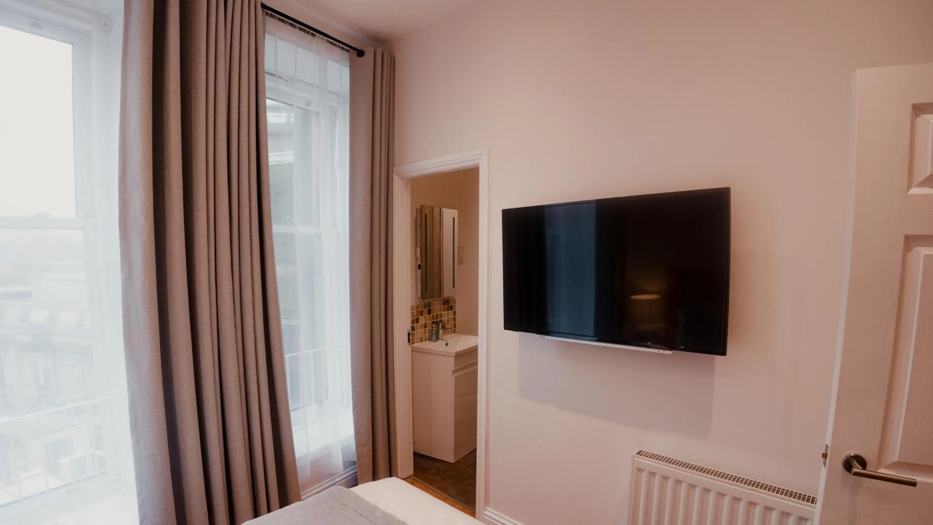 TV and multimedia, Bed in Royal Chambers Serviced Apartments