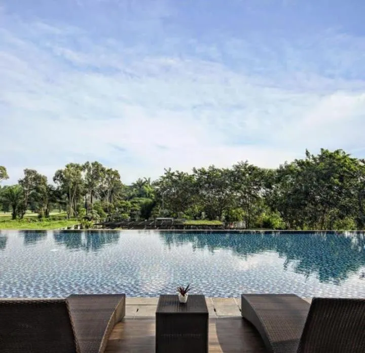 Swimming pool in Kawana Golf Residence
