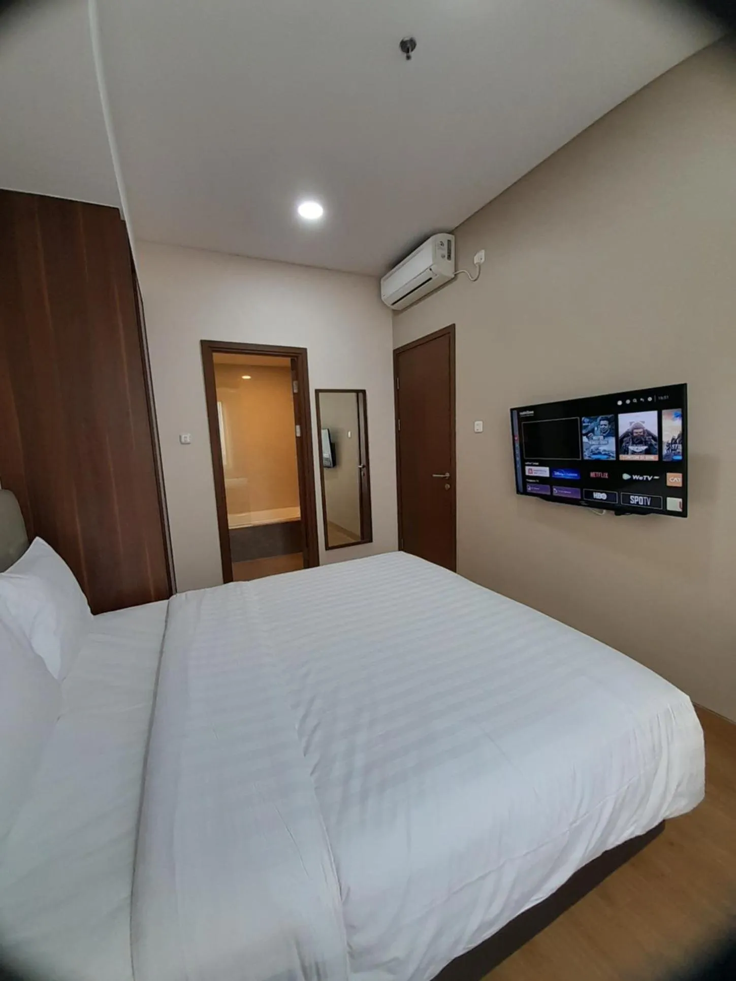 Bedroom, Bed in Kawana Golf Residence