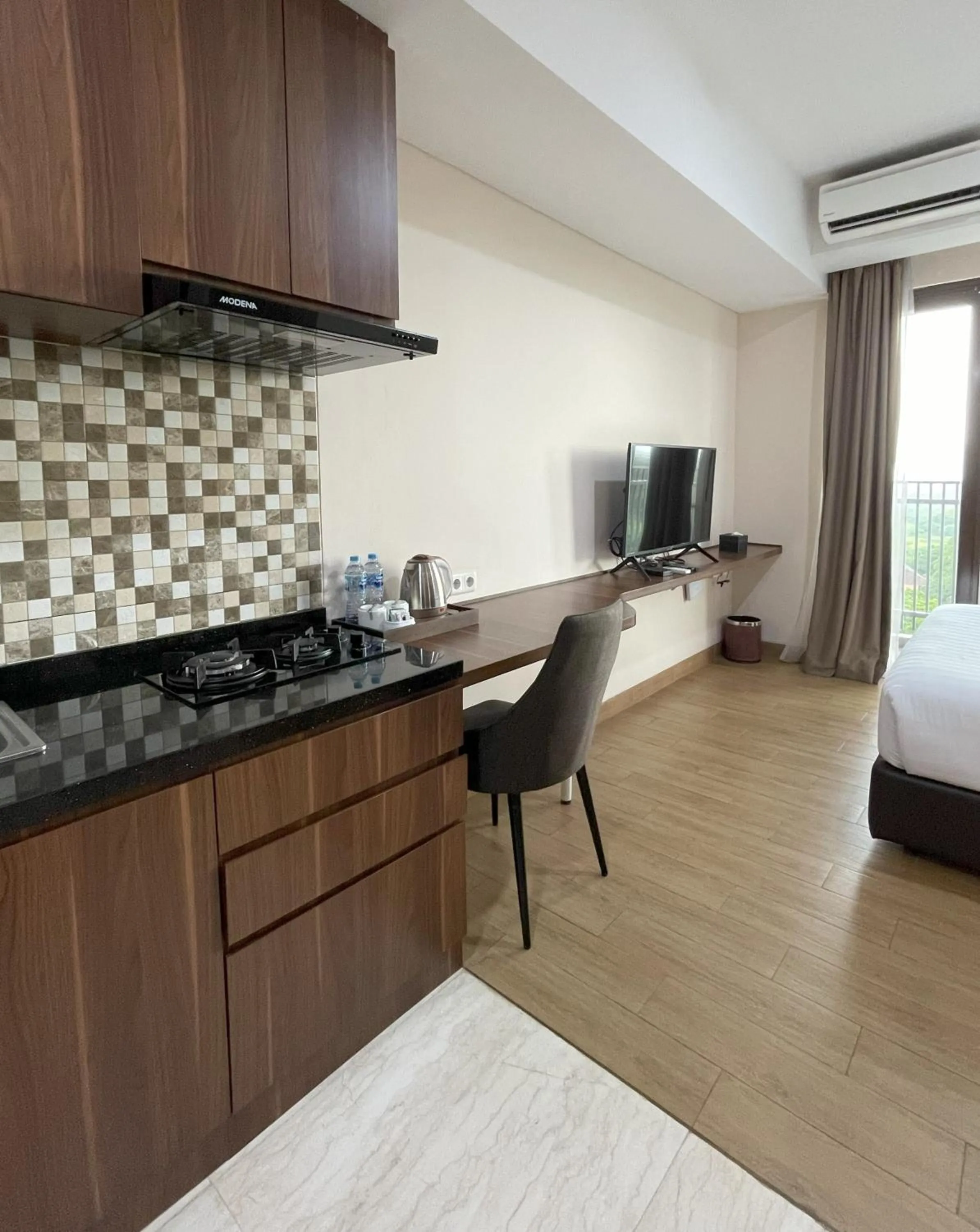 Kitchen or kitchenette, Bed in Kawana Golf Residence