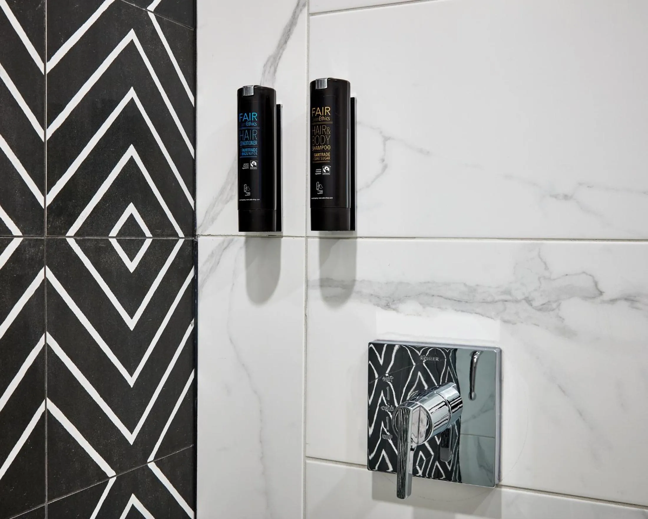 Bathroom in Stay Inn Hotel Toronto